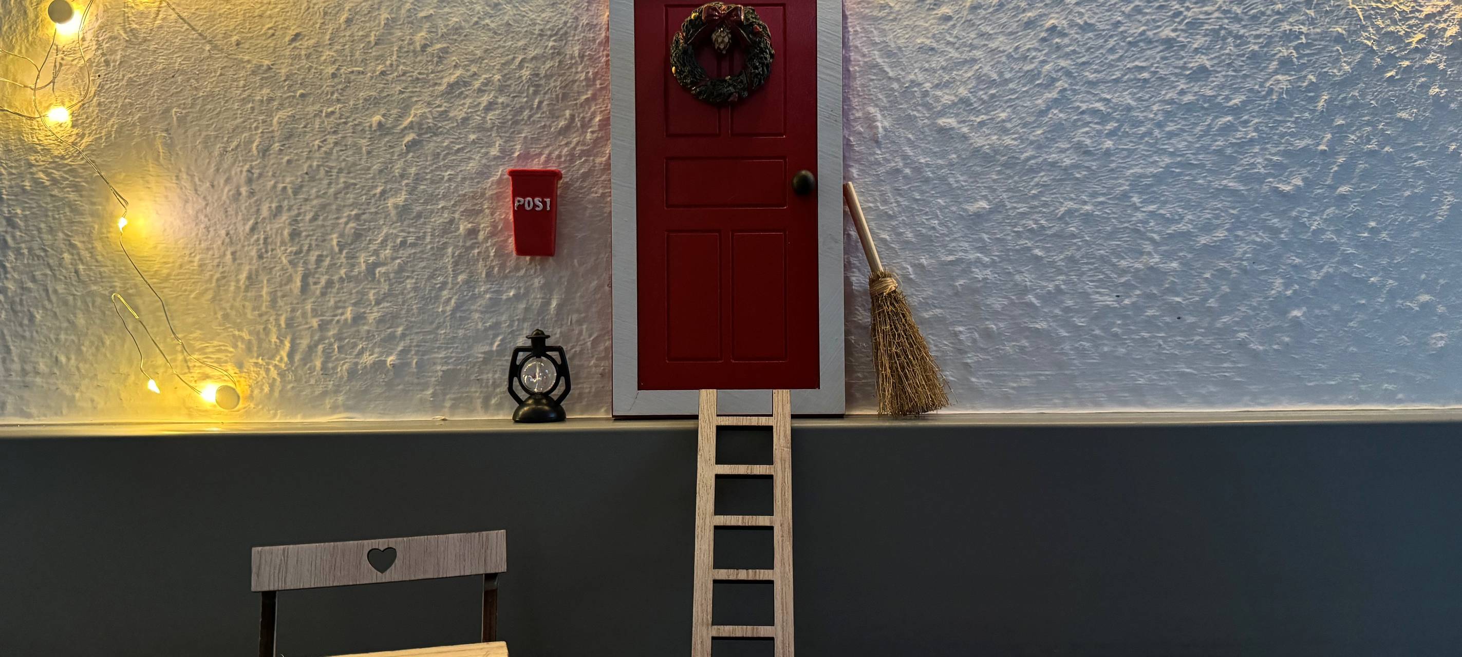 Ein Wichtel im RSG Sendestudio