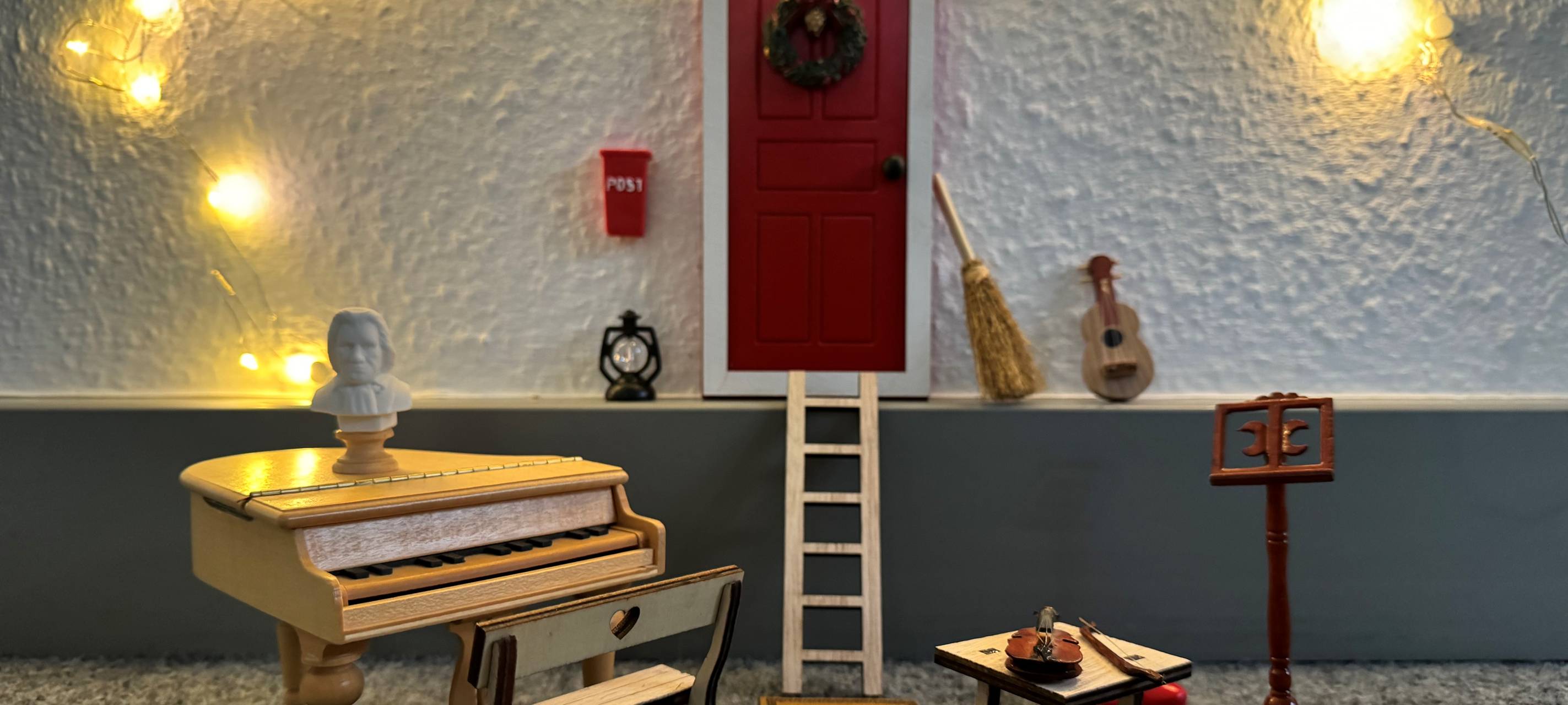 Ein Wichtel im RSG Sendestudio