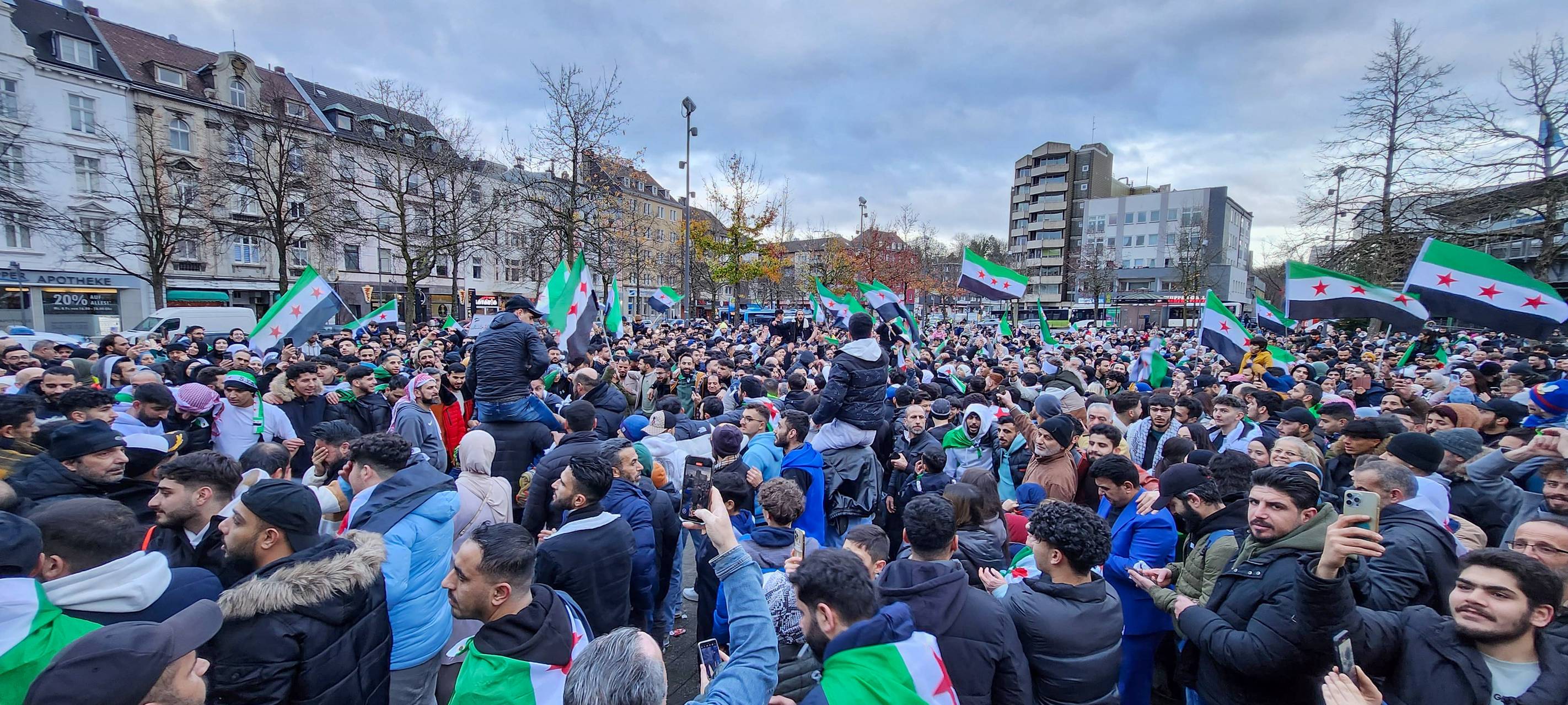 Menschen feiern Sturz des Assad-Regimes