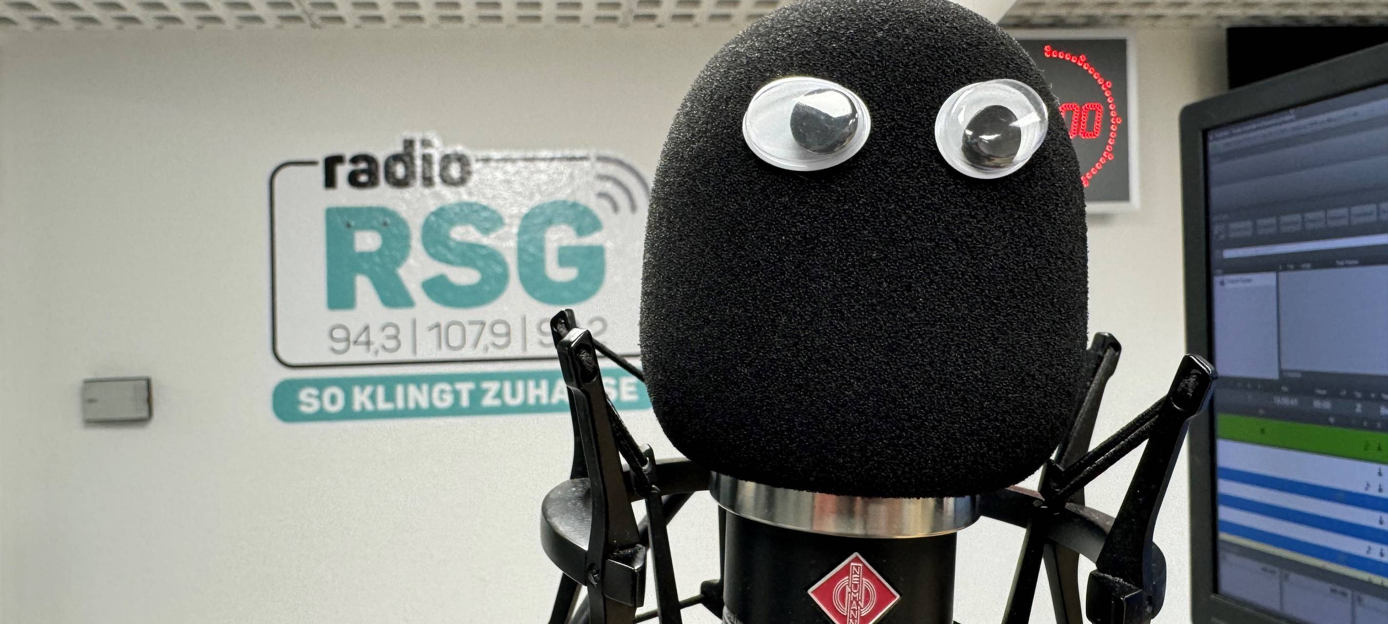 Ein Wichtel im RSG Sendestudio