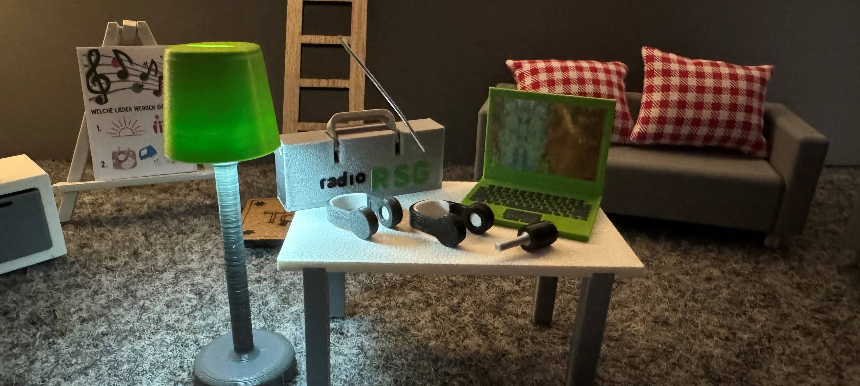 Ein Wichtel im RSG Sendestudio