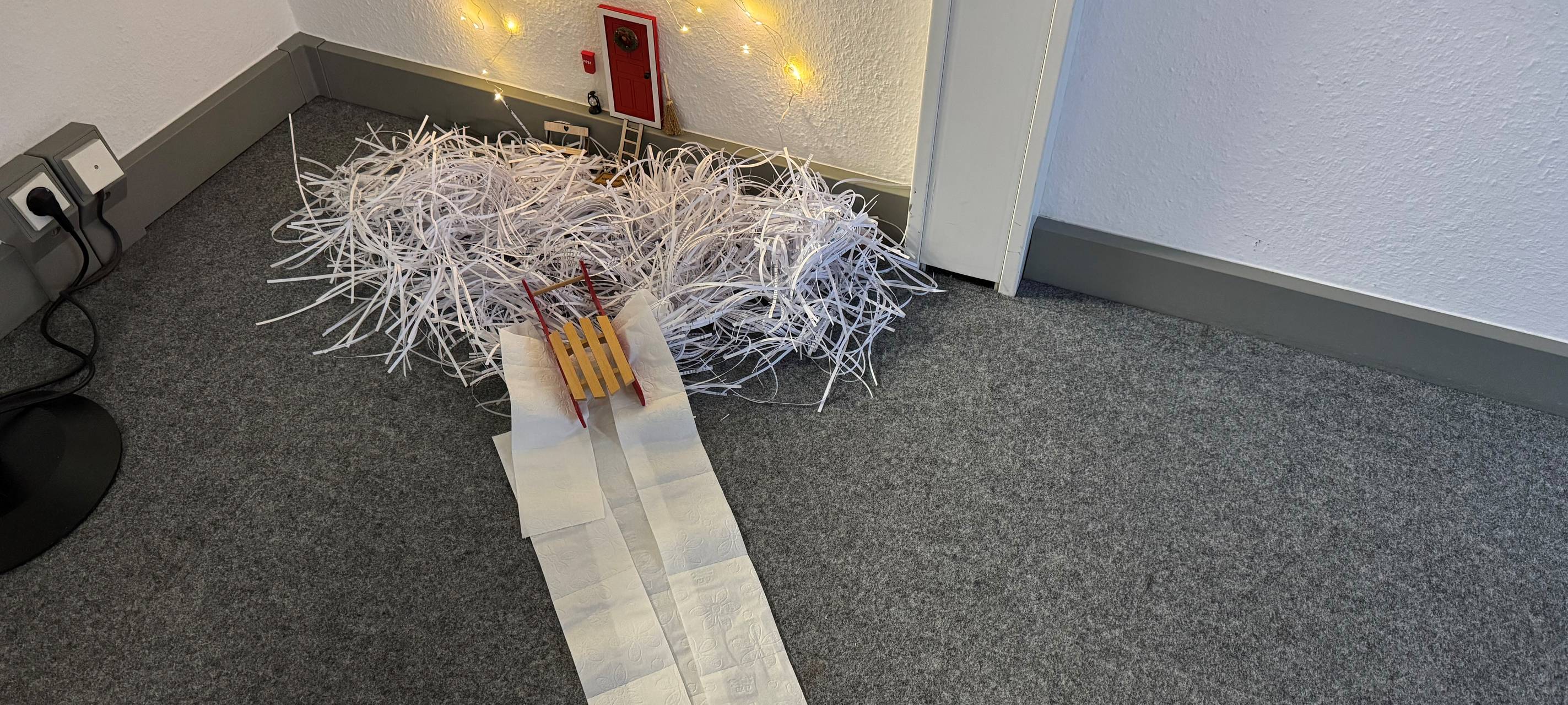 Ein Wichtel im RSG Sendestudio
