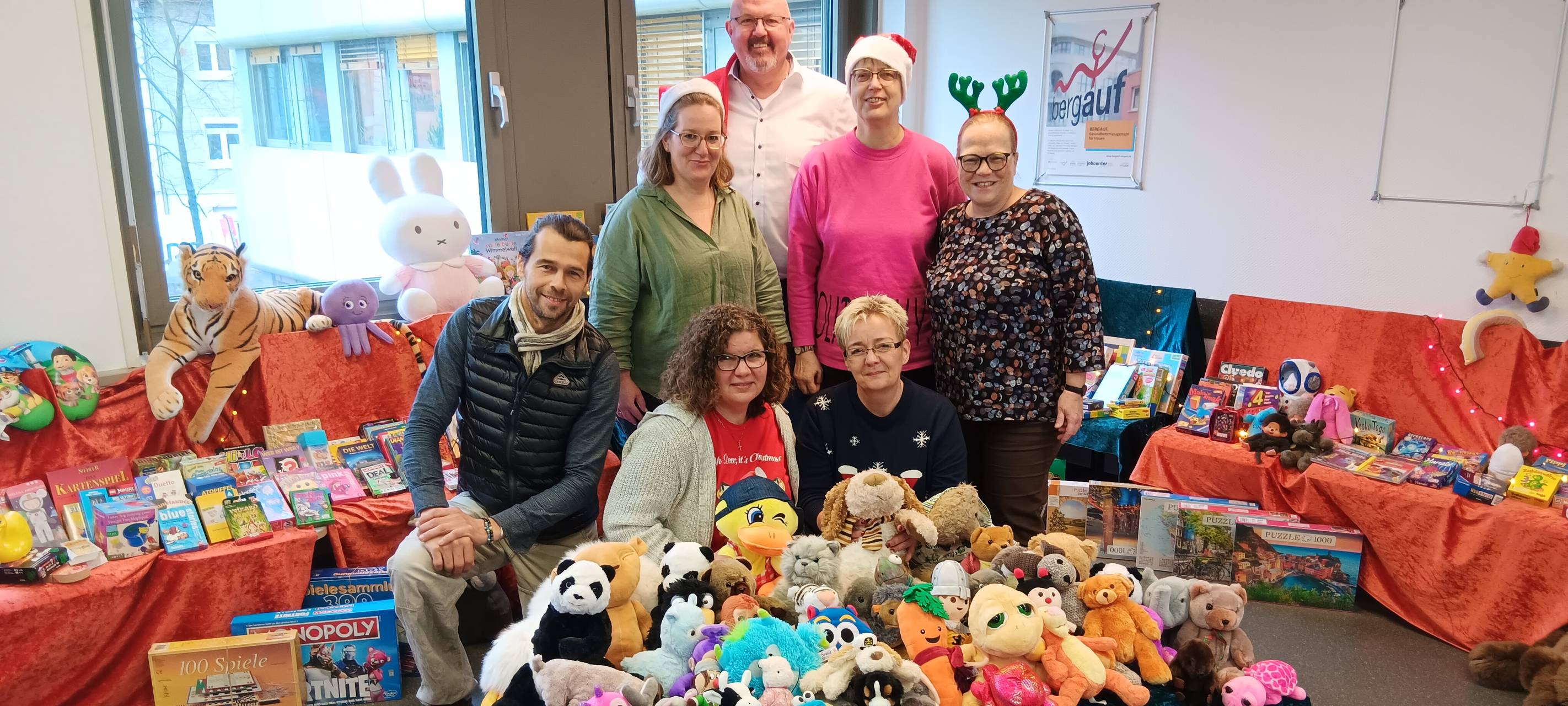 TBS und Jobcenter Solingen beschenken 500 Kinder