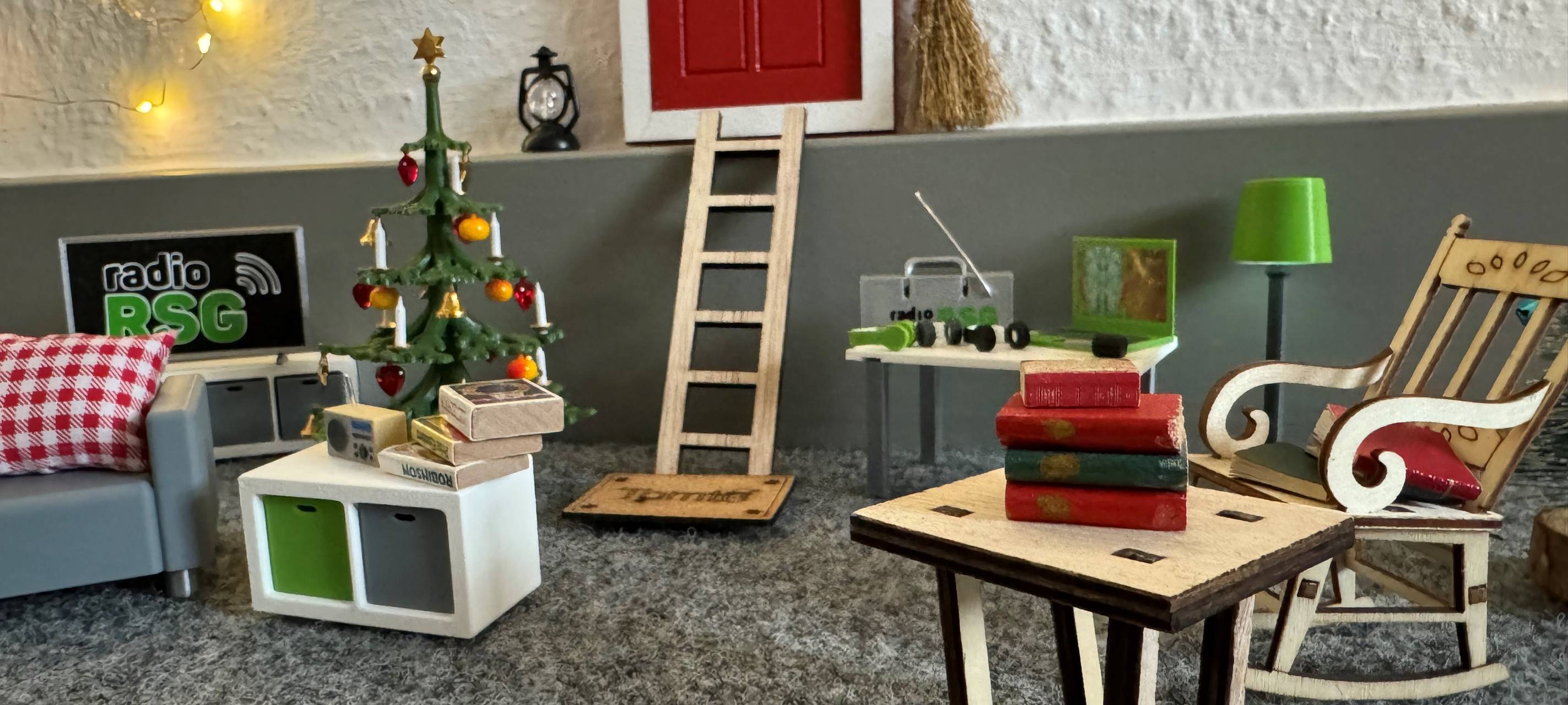 Ein Wichtel im RSG Sendestudio