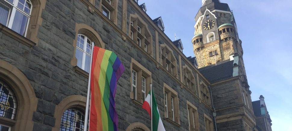 Regenbogenflagge am Solinger Rathaus