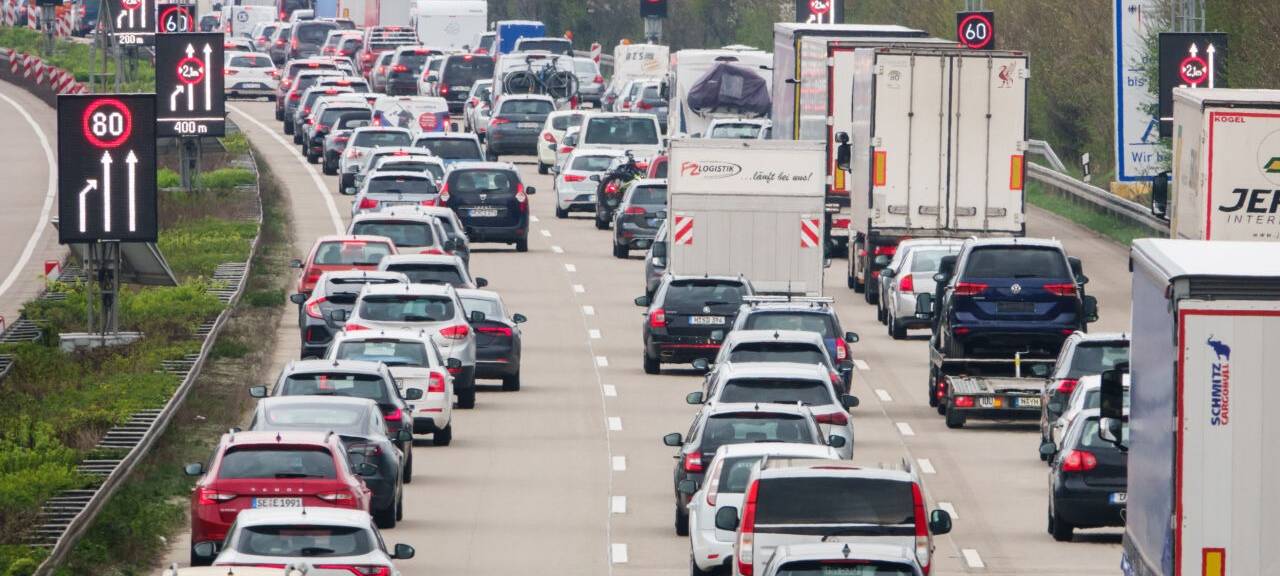 Autos stehen auf der Autobahn im Stau. Grund dafür ist eine Baustelle.