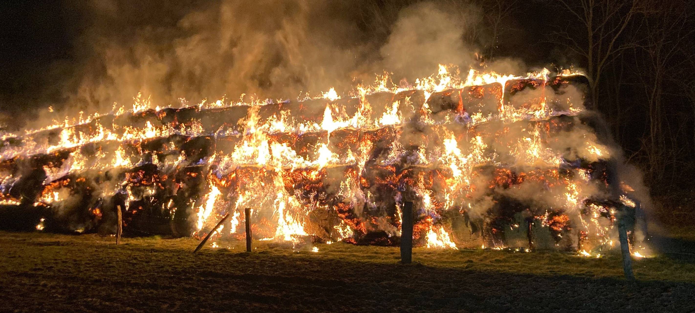 300 Strohballen in Hilden abgebrannt