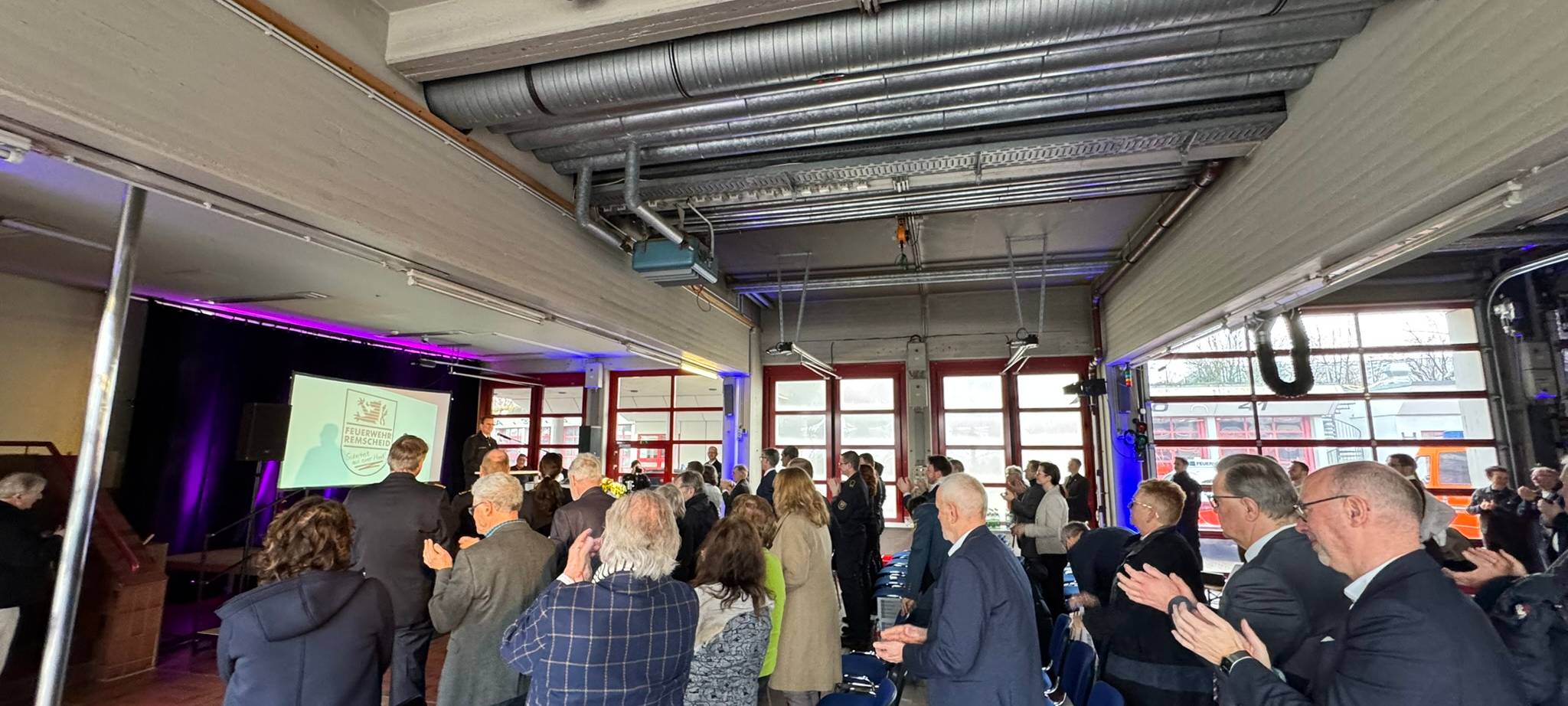 Remscheider Feuerwehr-Chef Eul Jordan nimmt seinen Helm