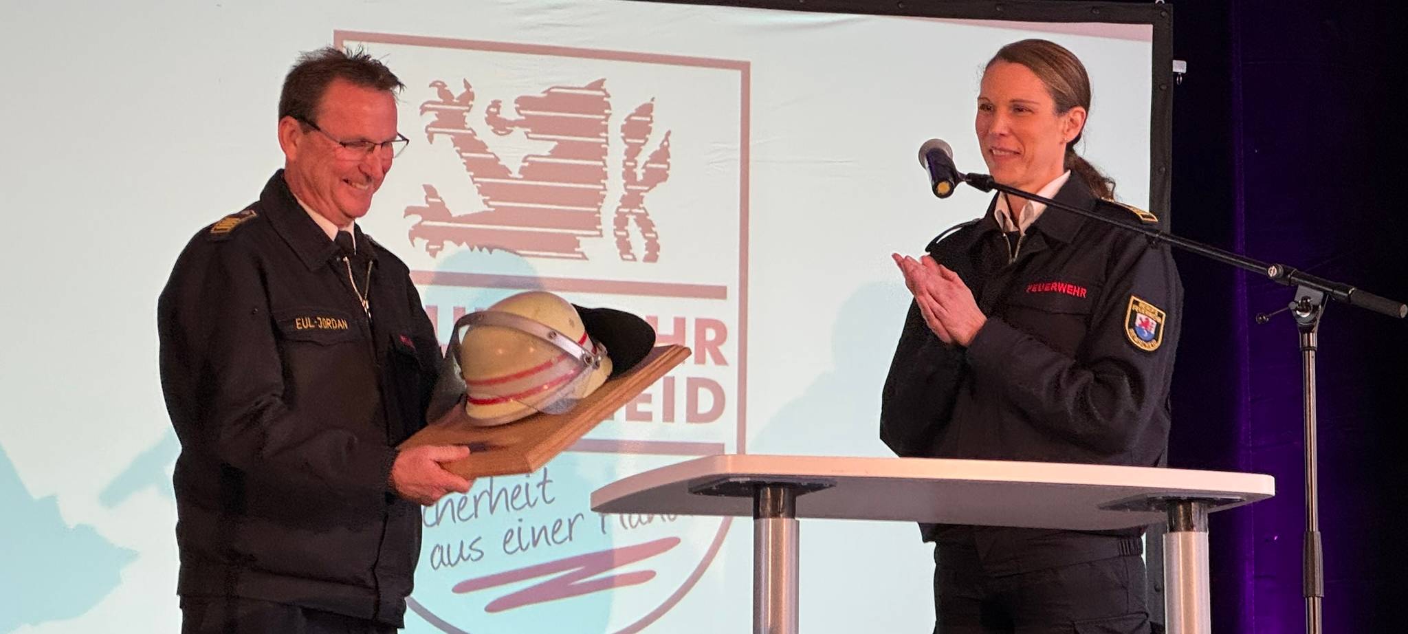 Remscheider Feuerwehr-Chef Eul Jordan nimmt seinen Helm