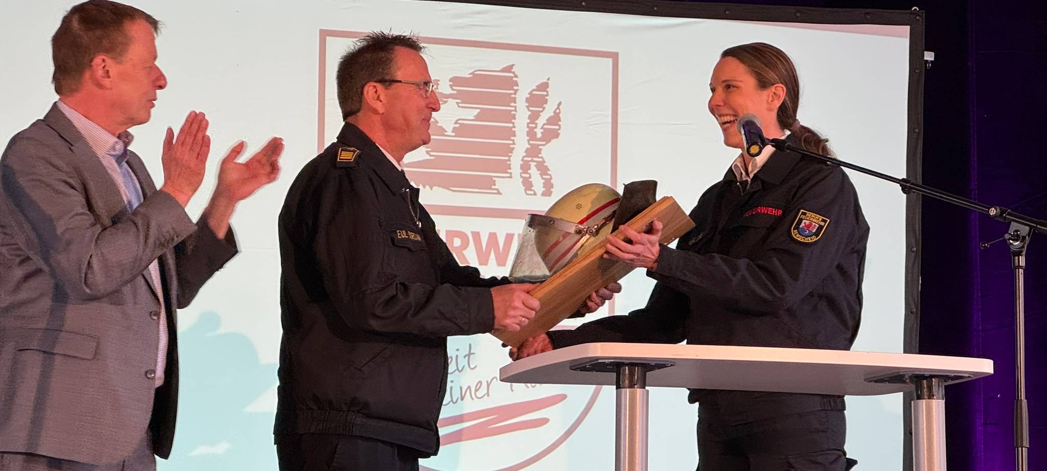 Remscheider Feuerwehr-Chef Eul Jordan nimmt seinen Helm