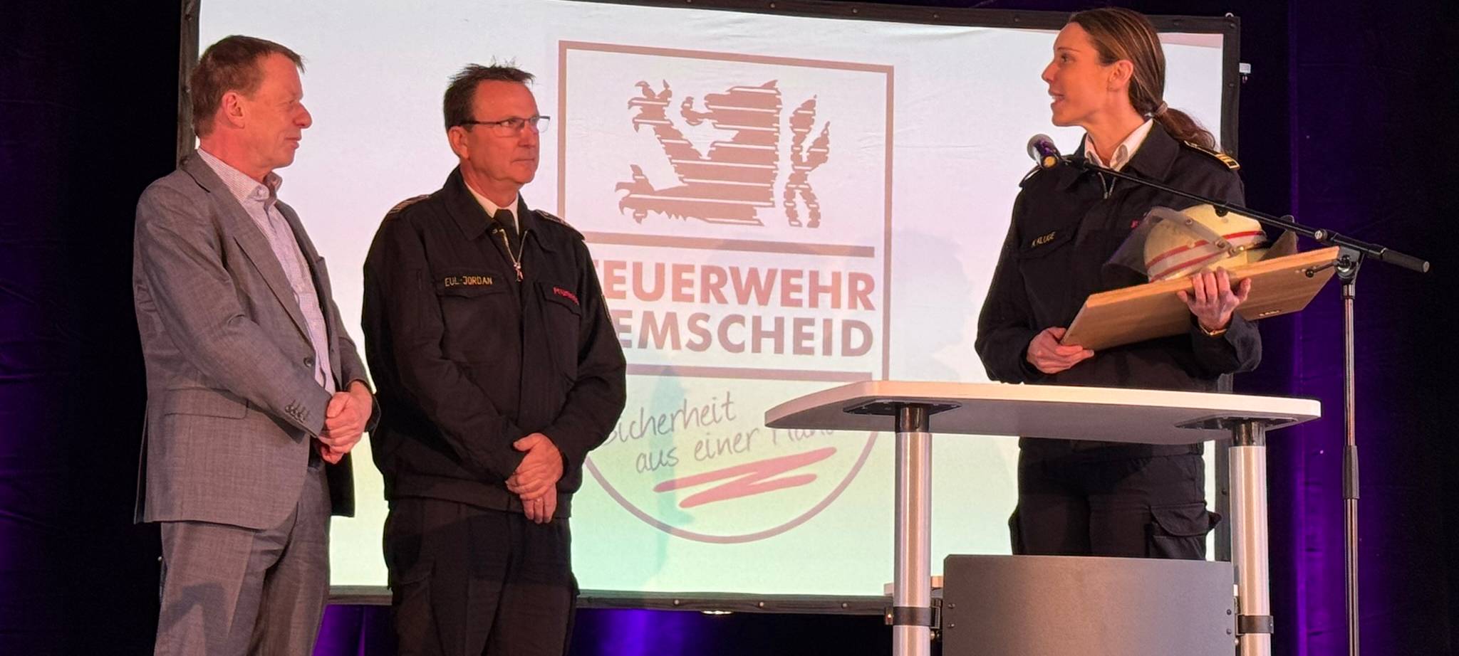Remscheider Feuerwehr-Chef Eul Jordan nimmt seinen Helm
