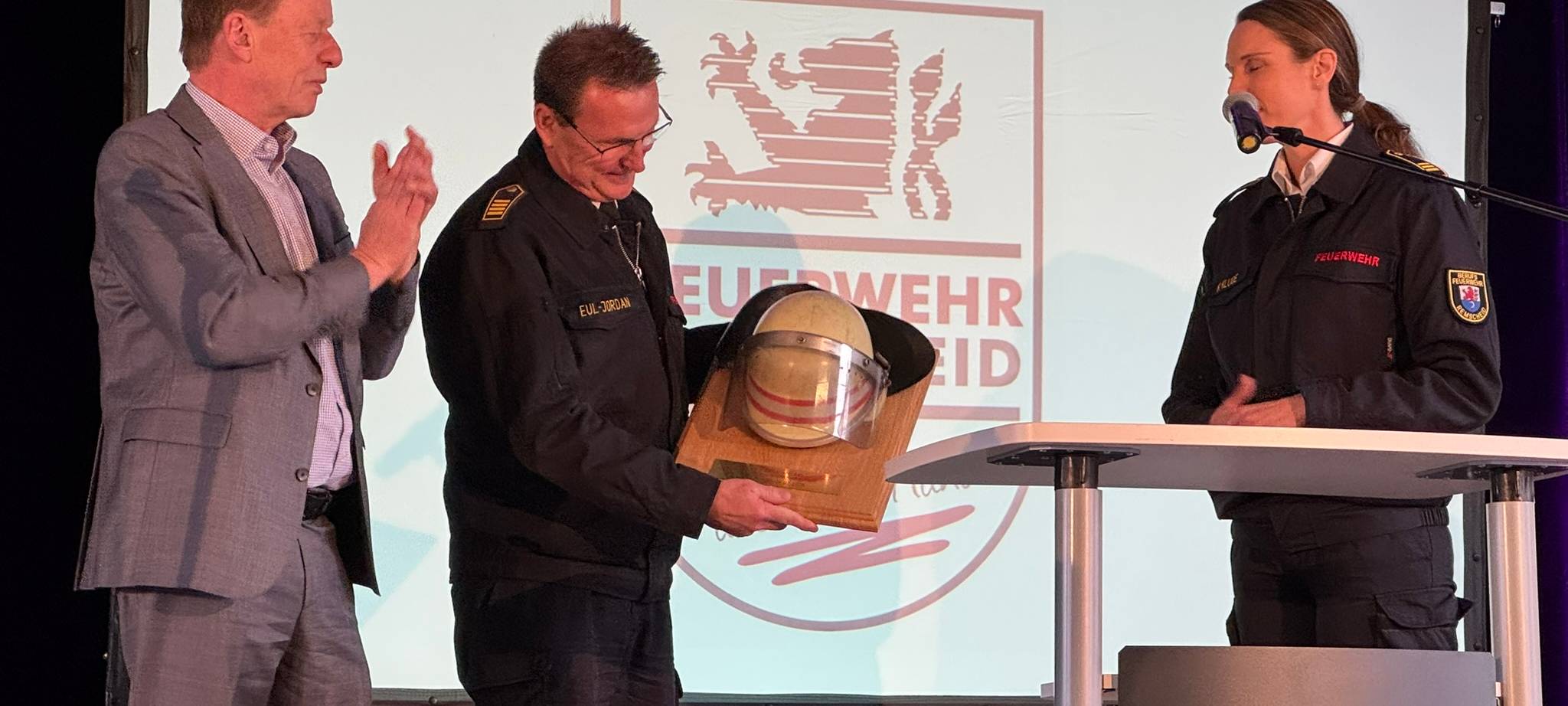 Remscheider Feuerwehr-Chef Eul Jordan nimmt seinen Helm