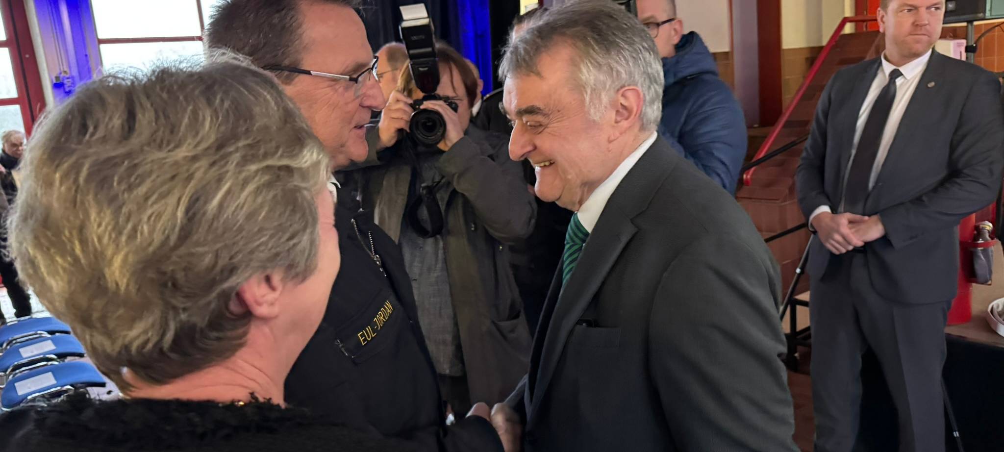 Remscheider Feuerwehr-Chef Eul Jordan nimmt seinen Helm