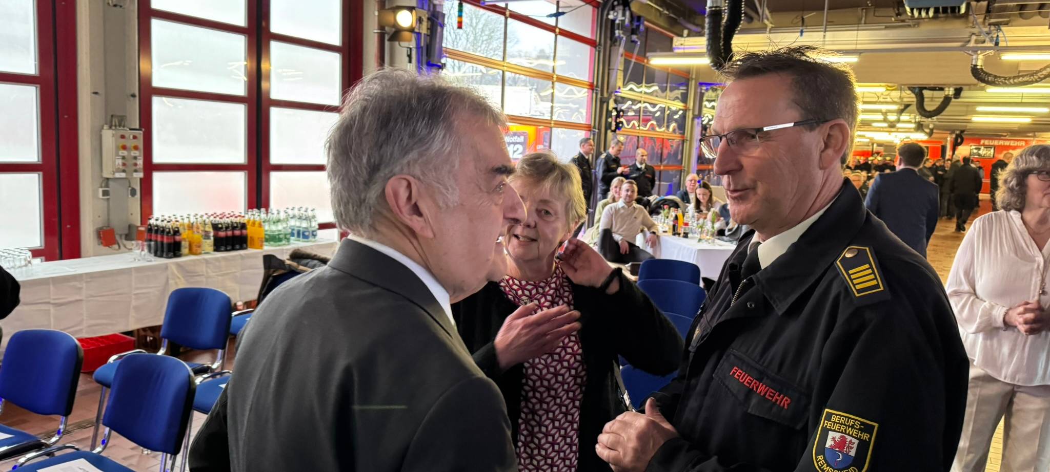 Remscheider Feuerwehr-Chef Eul Jordan nimmt seinen Helm