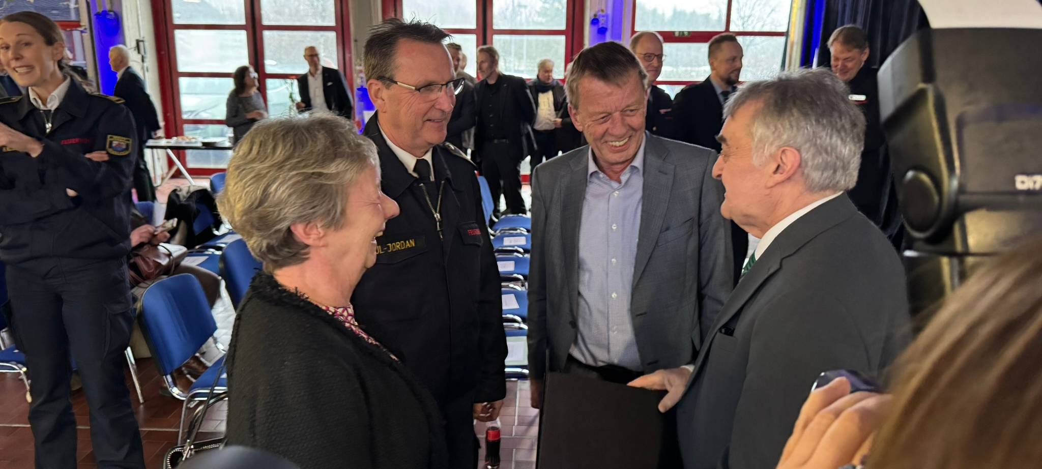 Remscheider Feuerwehr-Chef Eul Jordan nimmt seinen Helm