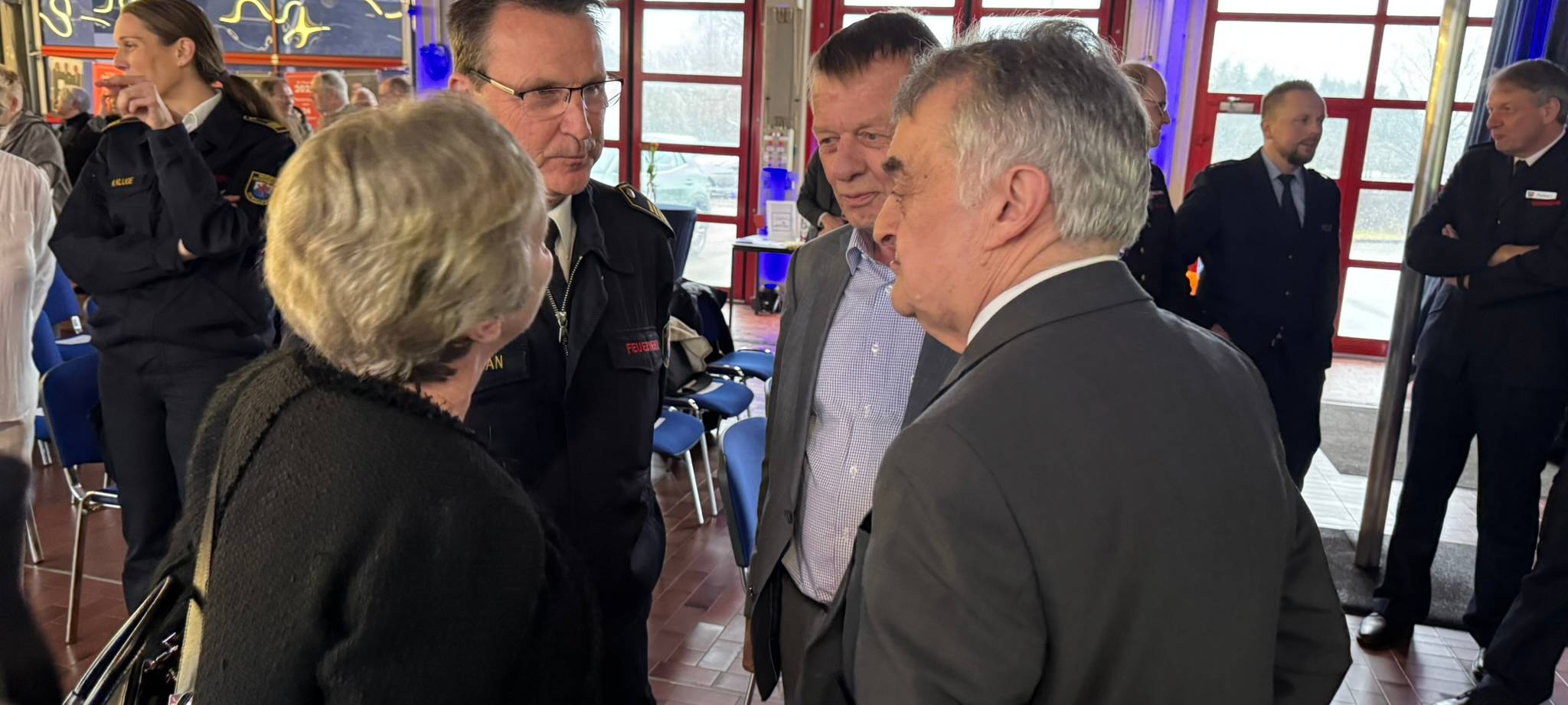 Remscheider Feuerwehr-Chef Eul Jordan nimmt seinen Helm