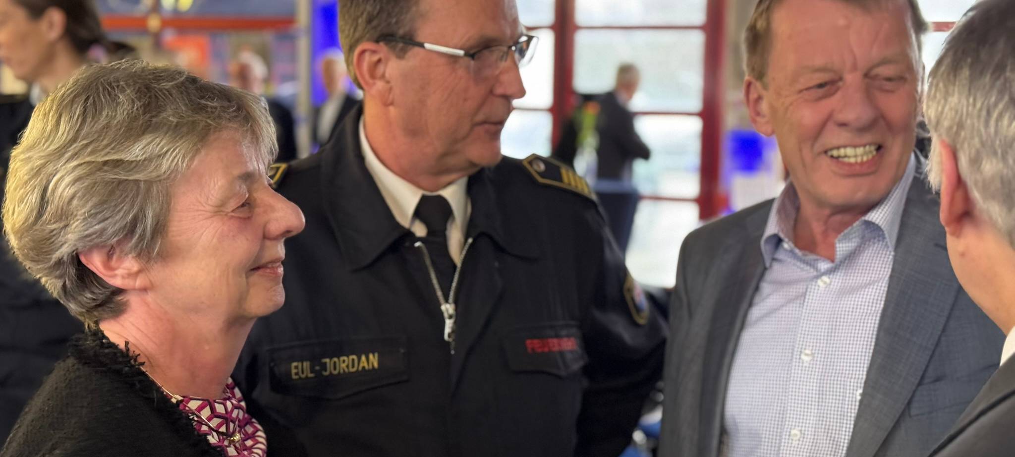 Remscheider Feuerwehr-Chef Eul Jordan nimmt seinen Helm