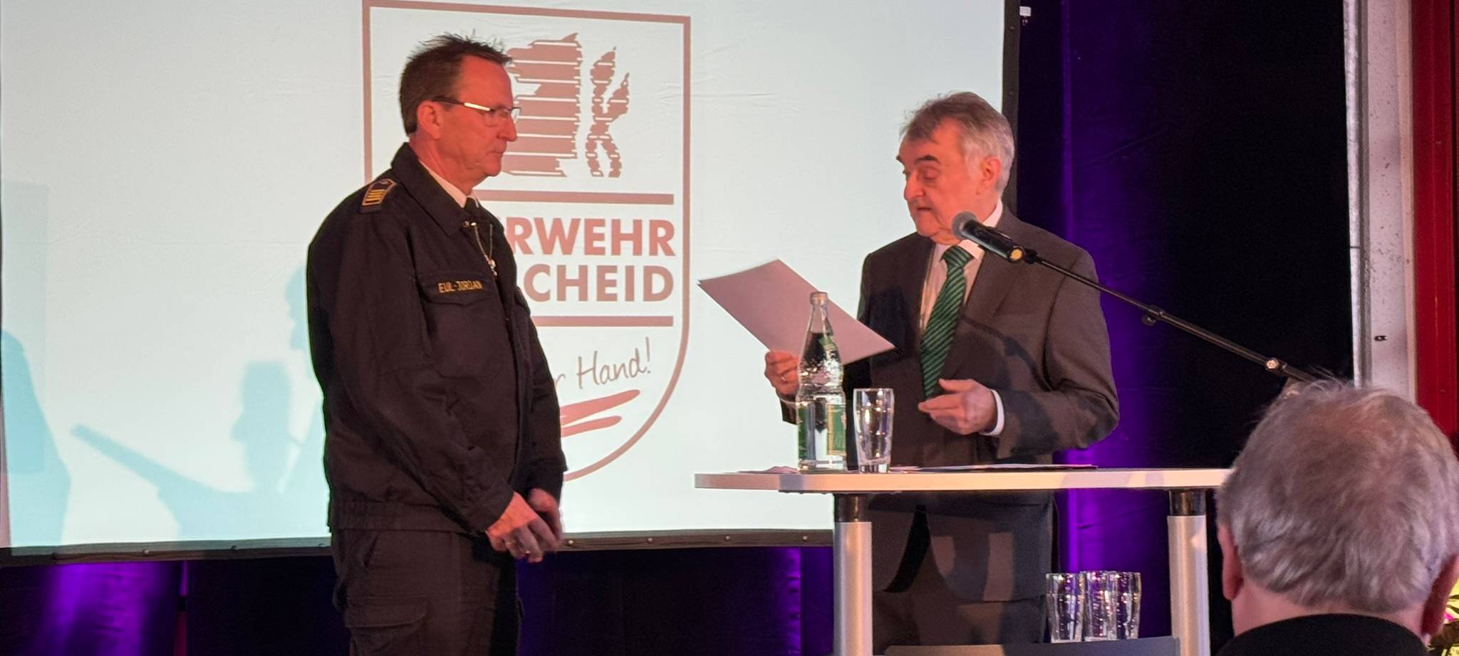 Remscheider Feuerwehr-Chef Eul Jordan nimmt seinen Helm
