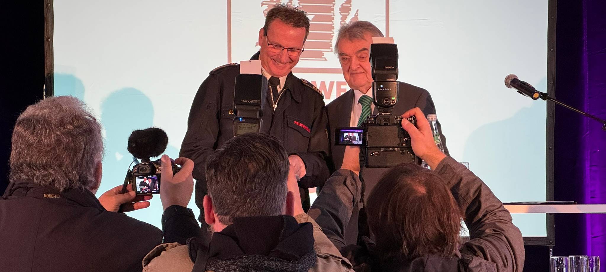 Remscheider Feuerwehr-Chef Eul Jordan nimmt seinen Helm