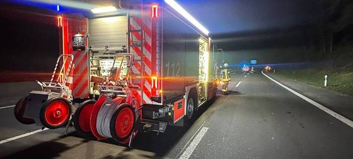 Unbekannte werfen Baumstämme auf A1 in Remscheid