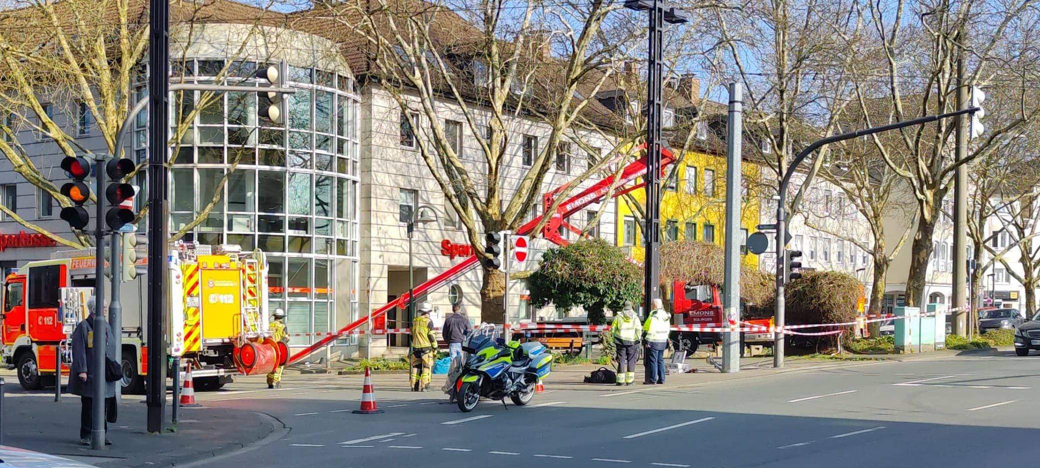 Mann verstirbt nach Hebebühnen - Absturz in Solingen