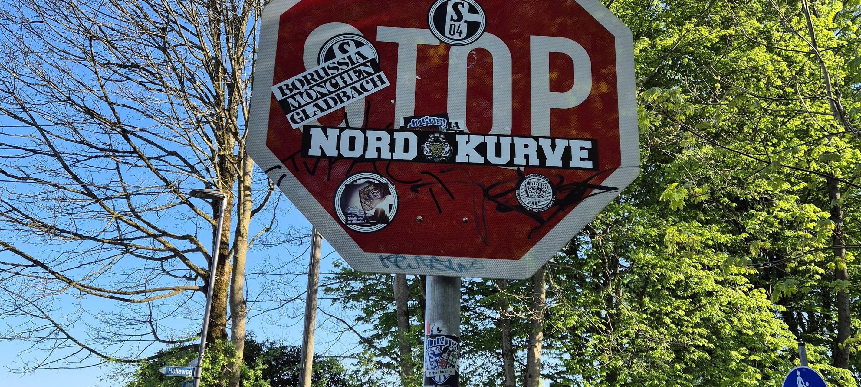 Stadt Solingen kämpft gegen Sticker-Vandalismus