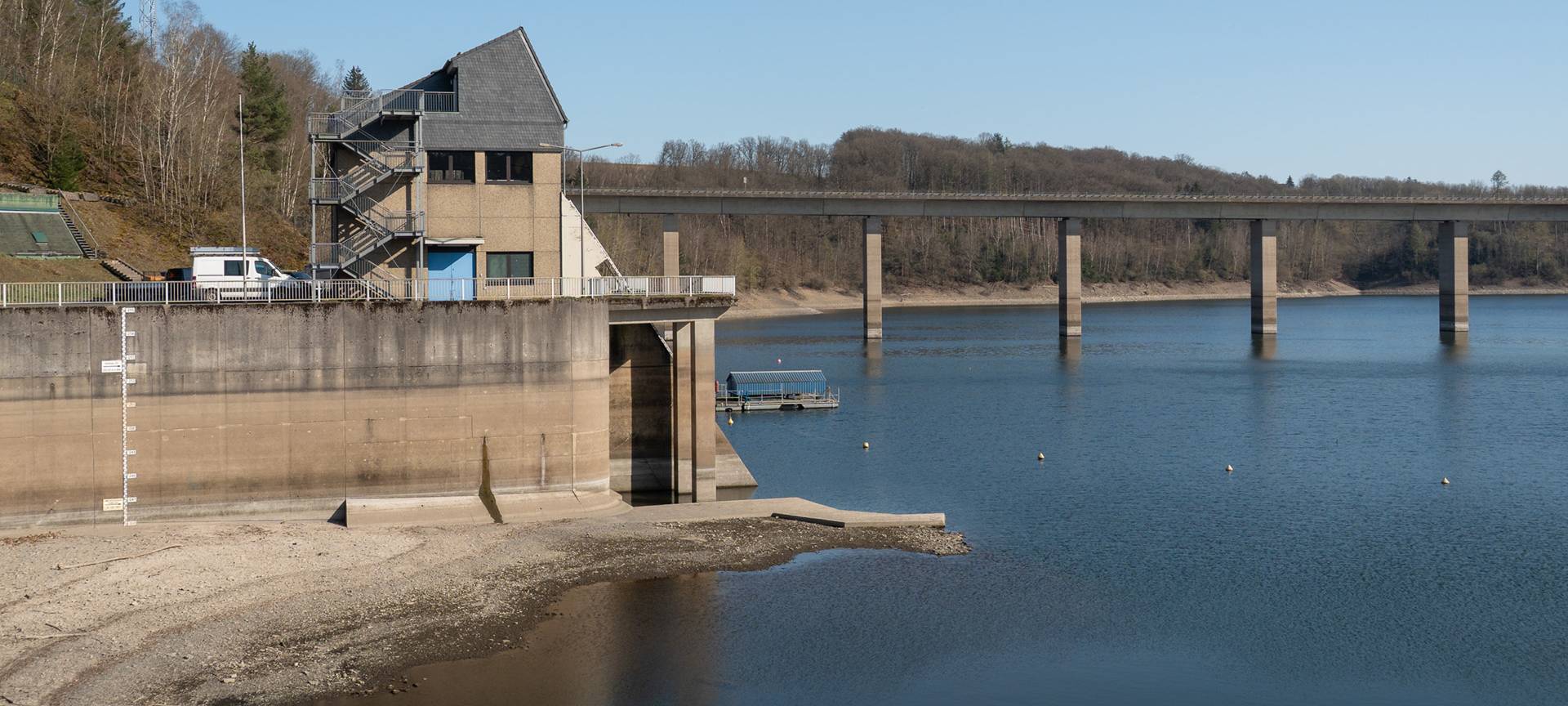 Plastik-Skelett schwimmt auf Wupper-Talsperre