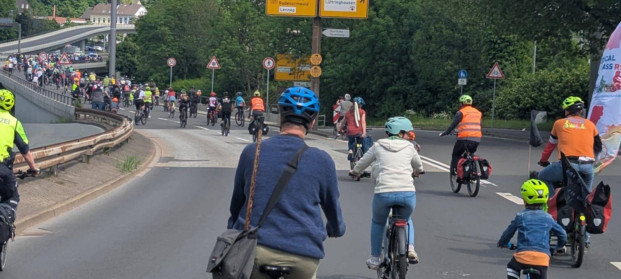 Rund 400 Menschen demonstrieren für sichere Schulwege