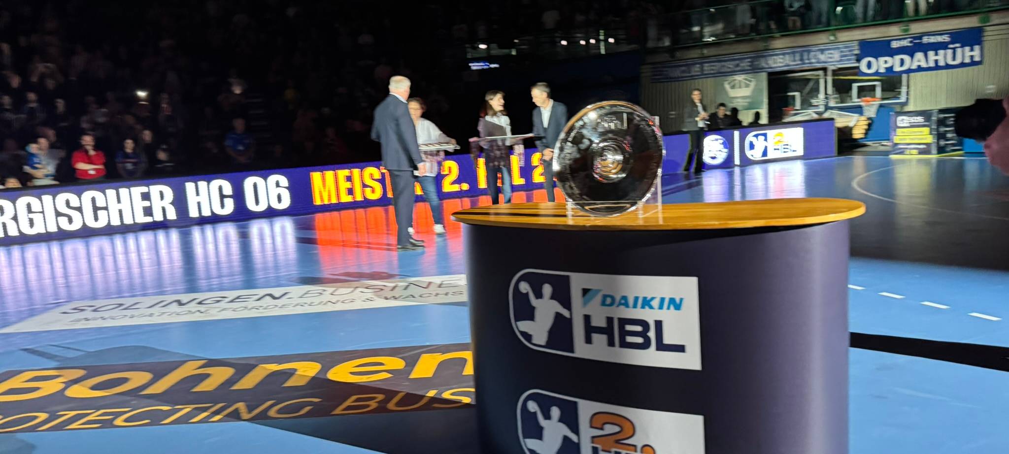 Da ist das Ding! Der Bergischer HC feiert die Meisterschaft