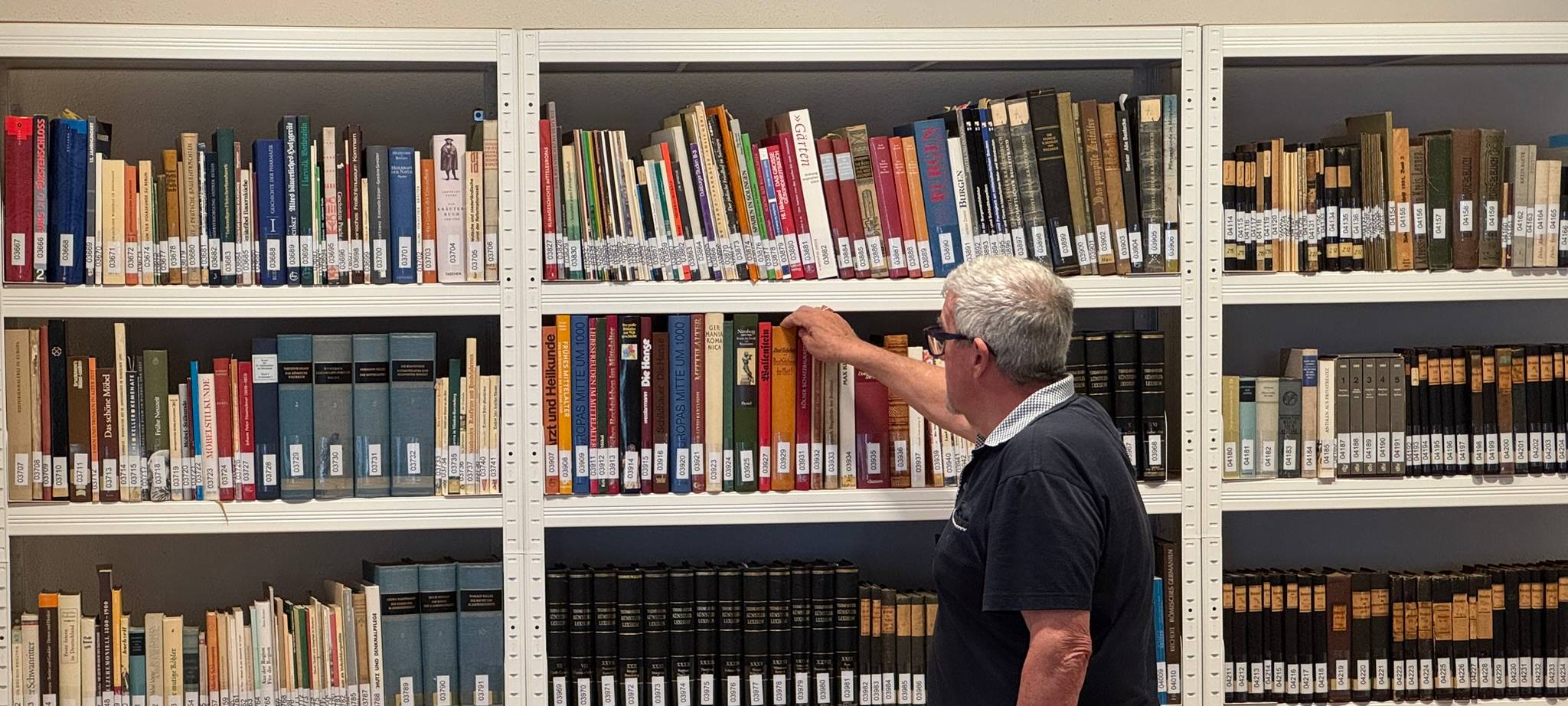 Neue Bibliothek auf Schloss Burg
