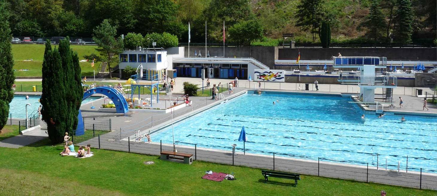 Schiffsparade im Remscheider Freibad Eschbachtal