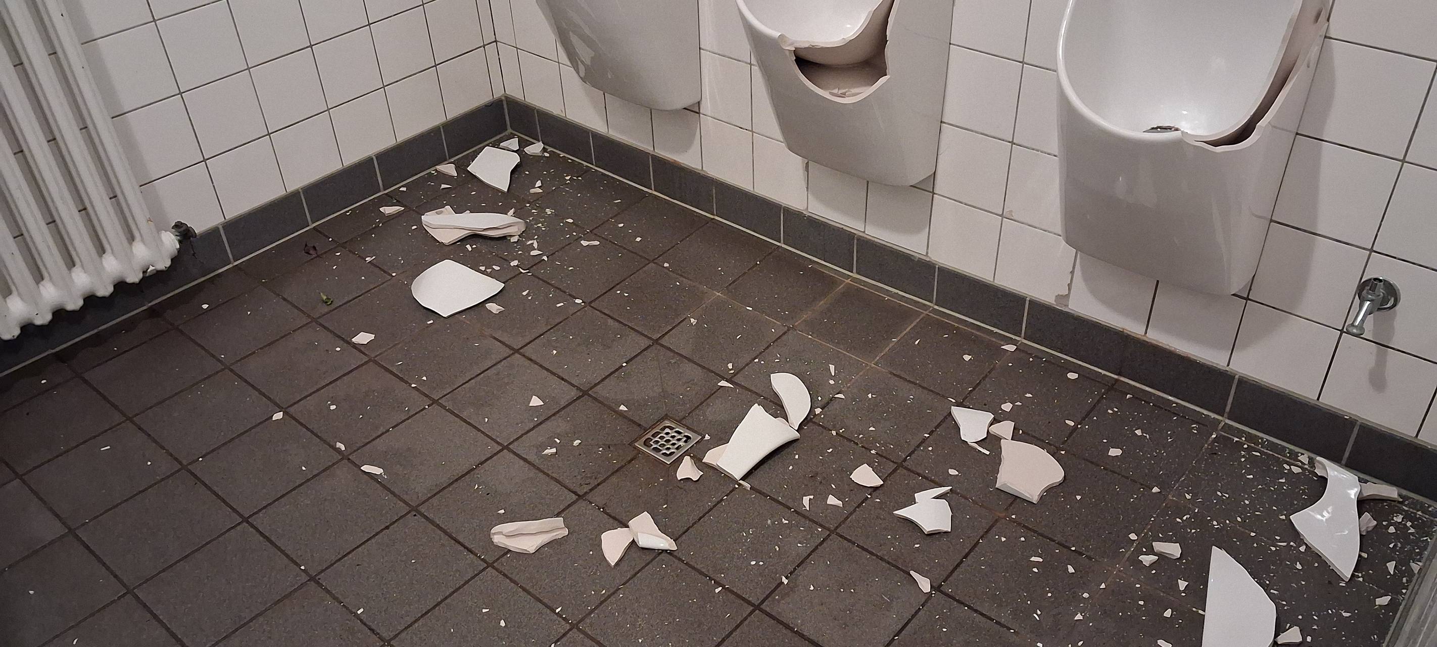 Unbekannte zerstören Friedhofstoilette in Solingen-Gräfrath