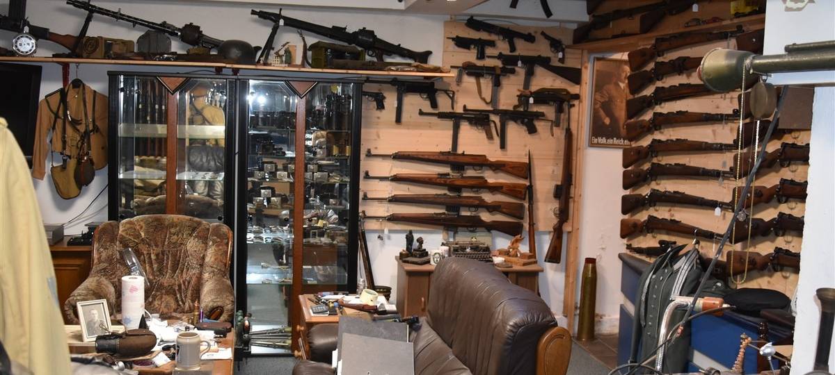 Arsenal an Kriegswaffen in Remscheider Keller