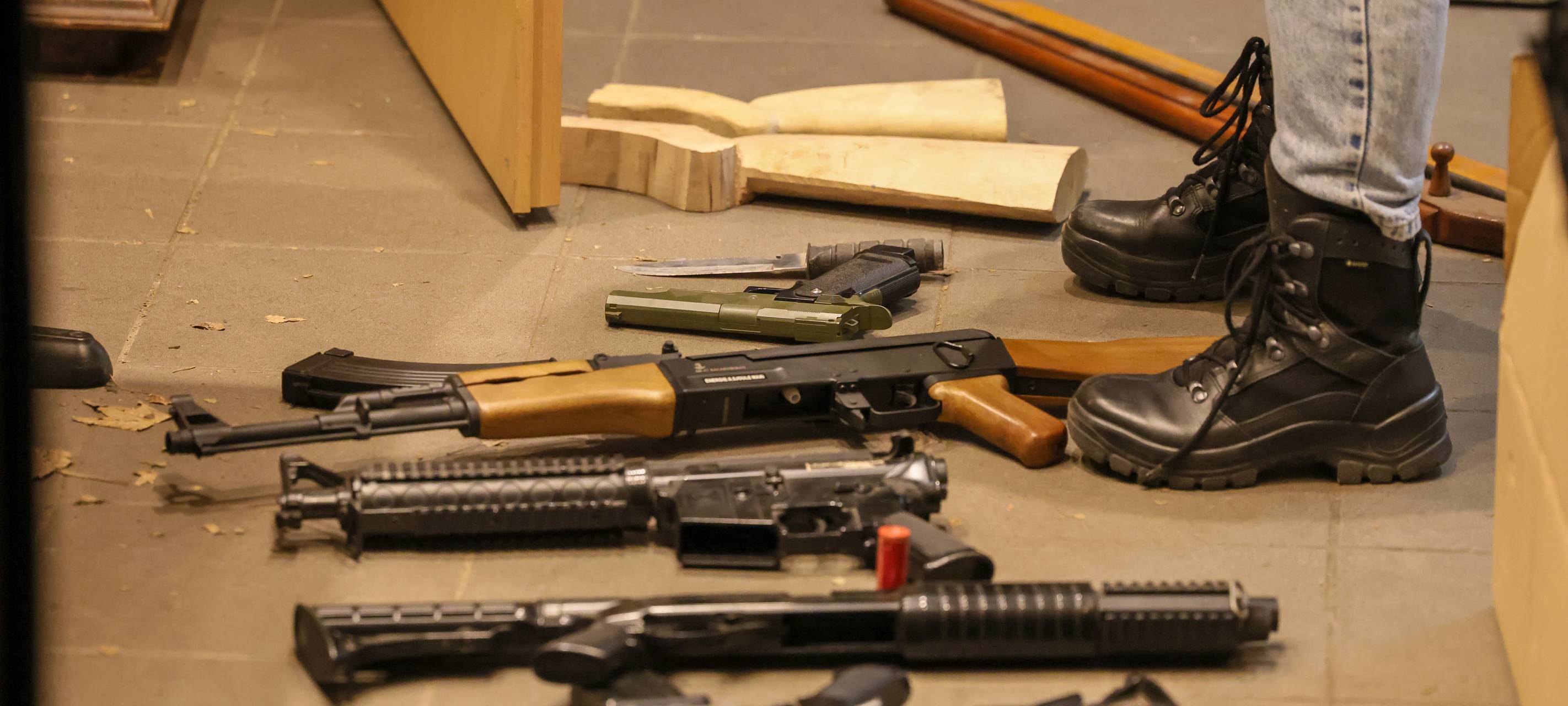 Umfangreiche Waffenfunde und Festnahmen in Remscheid