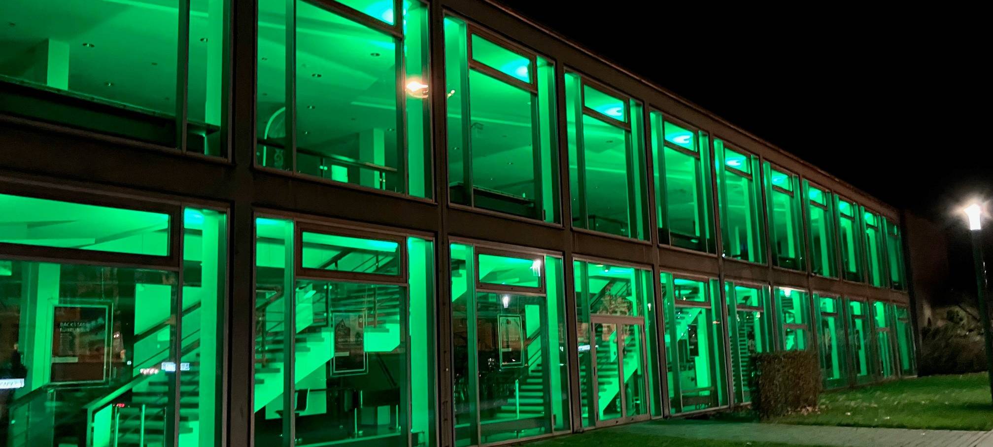 Theater- und Konzerthaus leuchtet grün