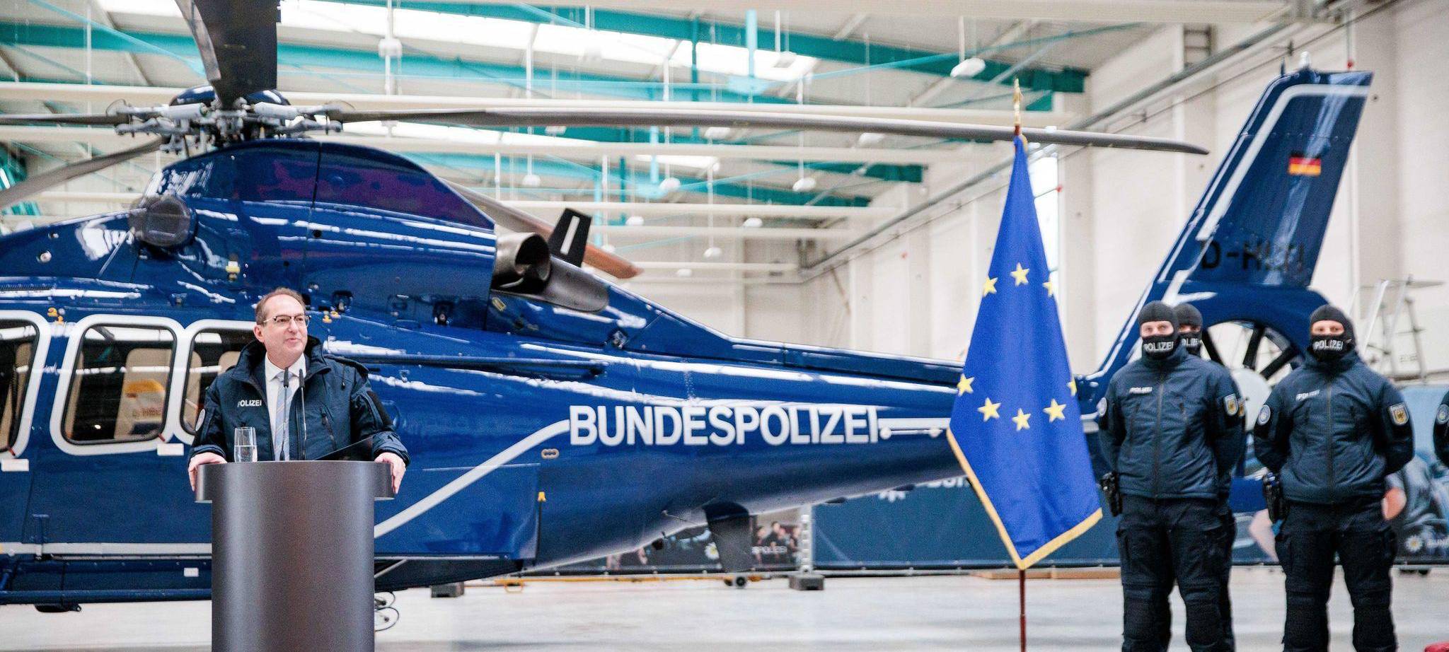 Innenminister Dobrindt stellt Drohnenabwehr in Dienst