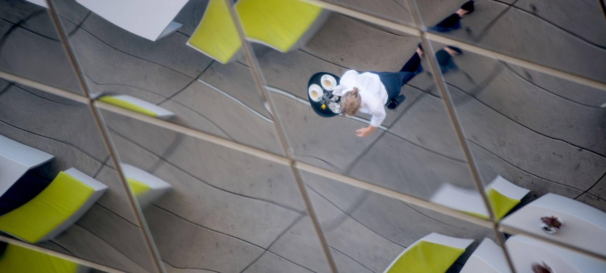 Das Spielgelbild einer Bedienung