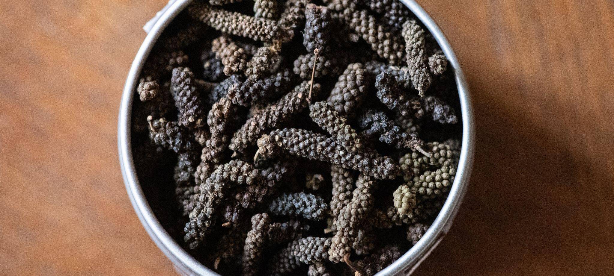 Schokoladenpfeffer ist in einer Dose zu sehen