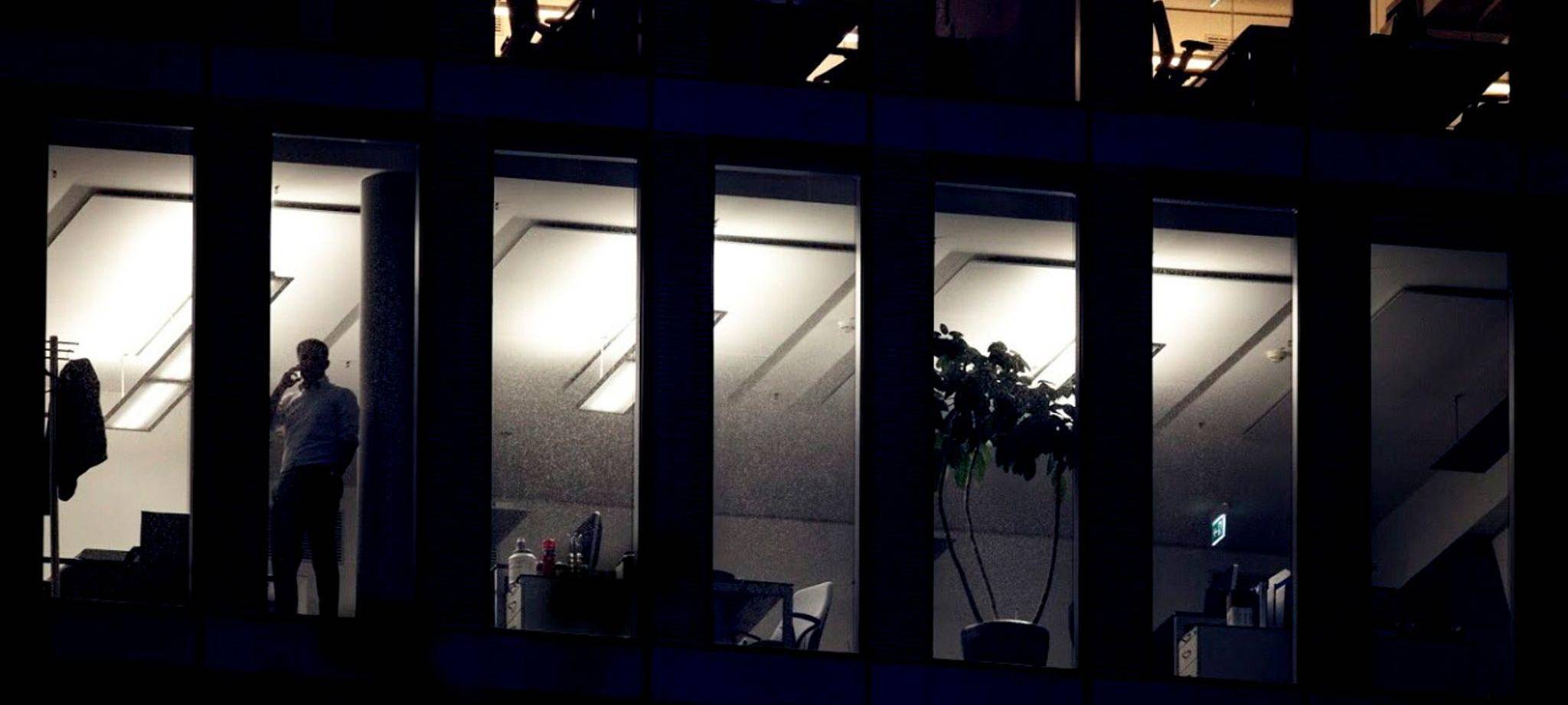 Ein beleuchtetes Bürogebäude am Abend