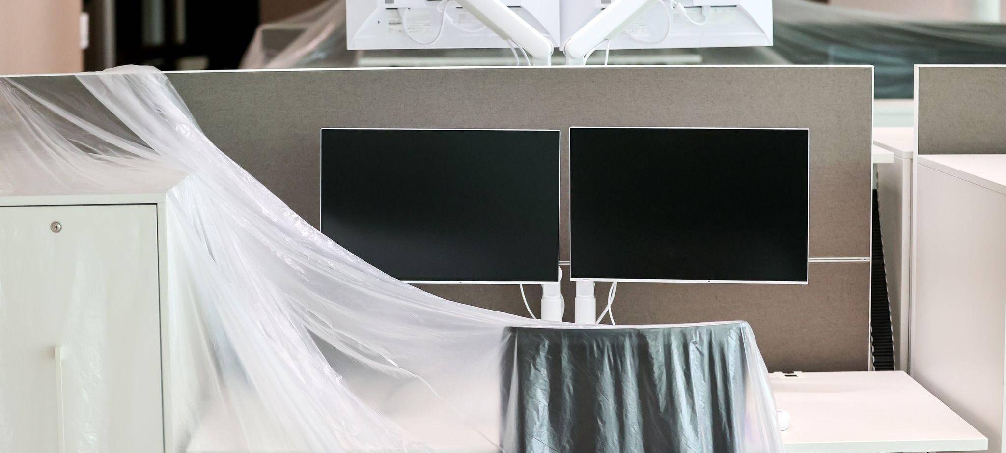 Leere Arbeitsplätze in einem Großraumbüro