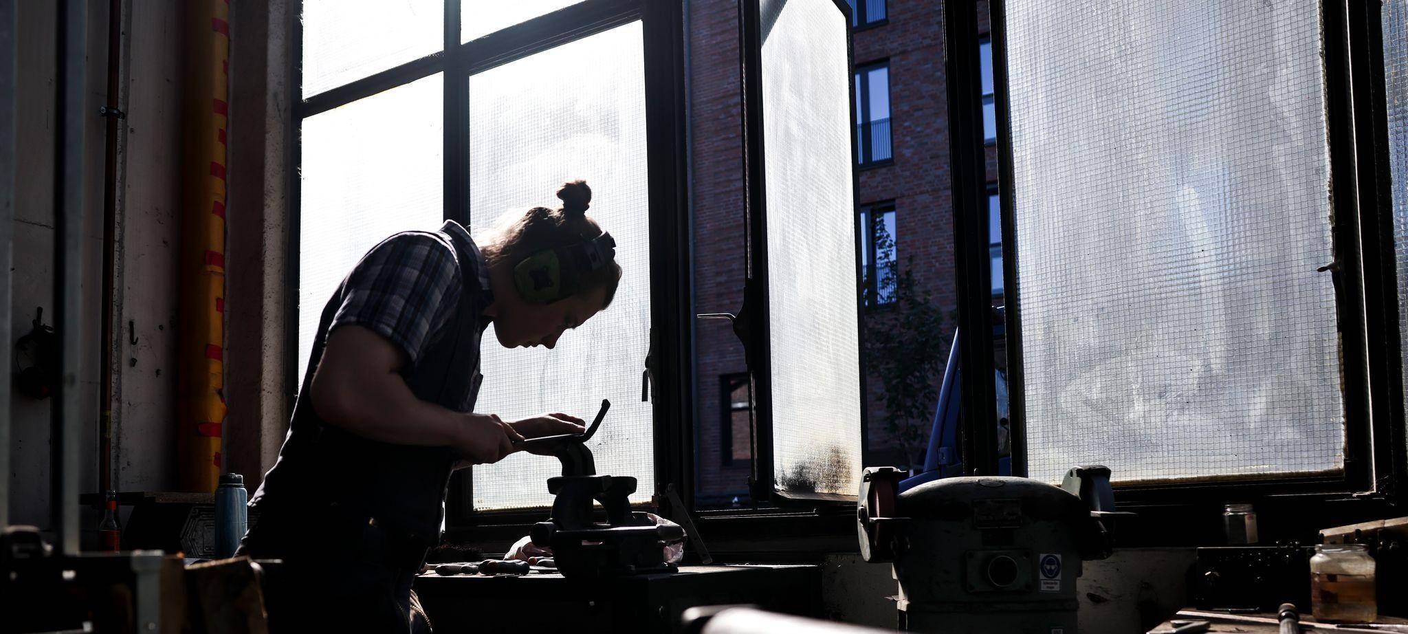 Ein Kunstschmied arbeitet in einer Werkstatt