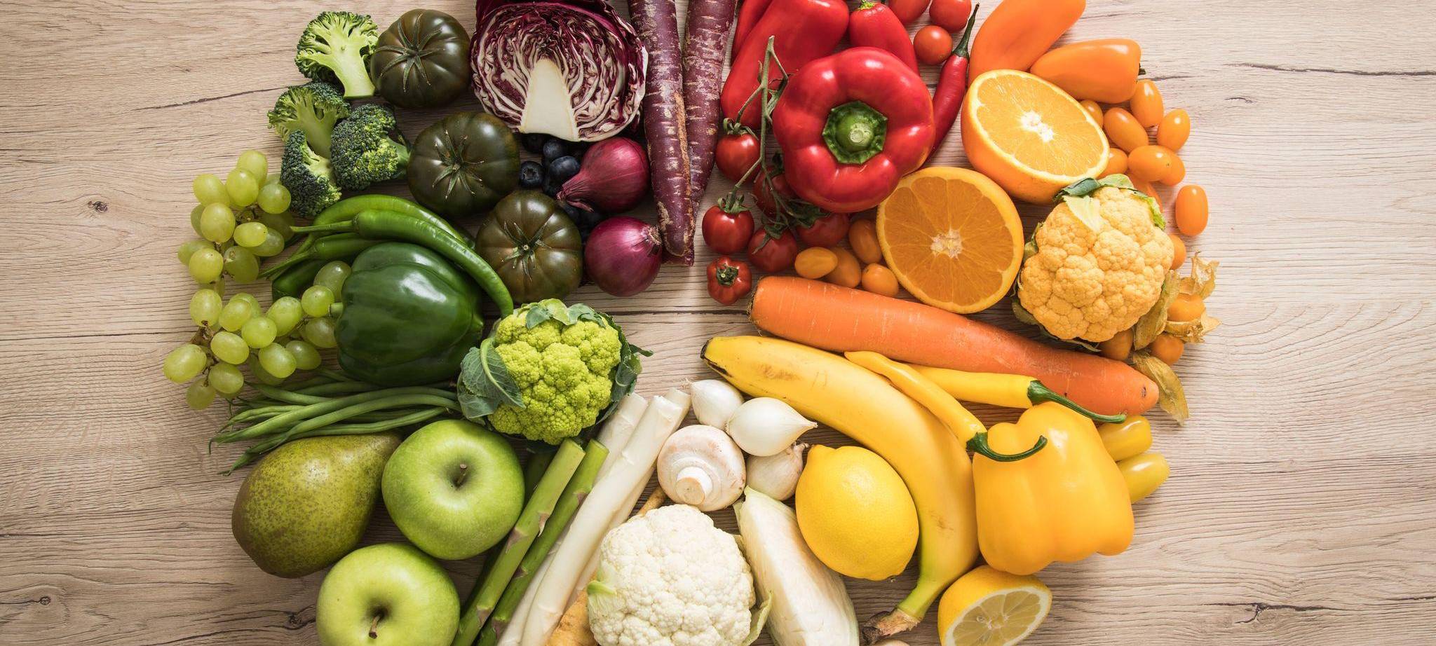 Obst und Gemüse liegt auf einem Tisch