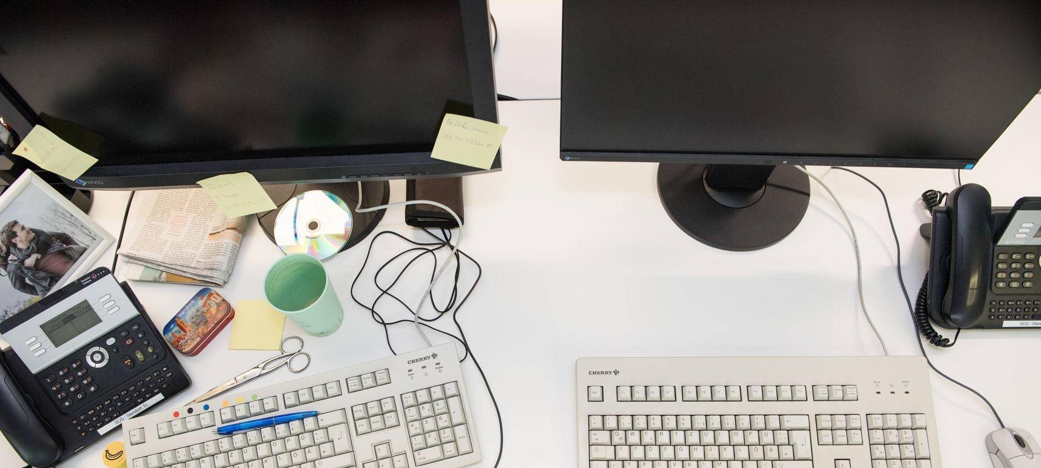 Ein aufgeräumter und voller Schreibtisch