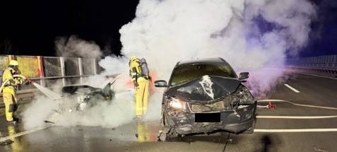 Glätteunfälle auf der A1 - Autos brennen, Spuren gesperrt