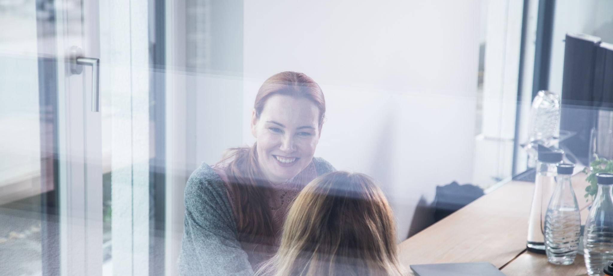 Zwei Frauen unterhalten sich