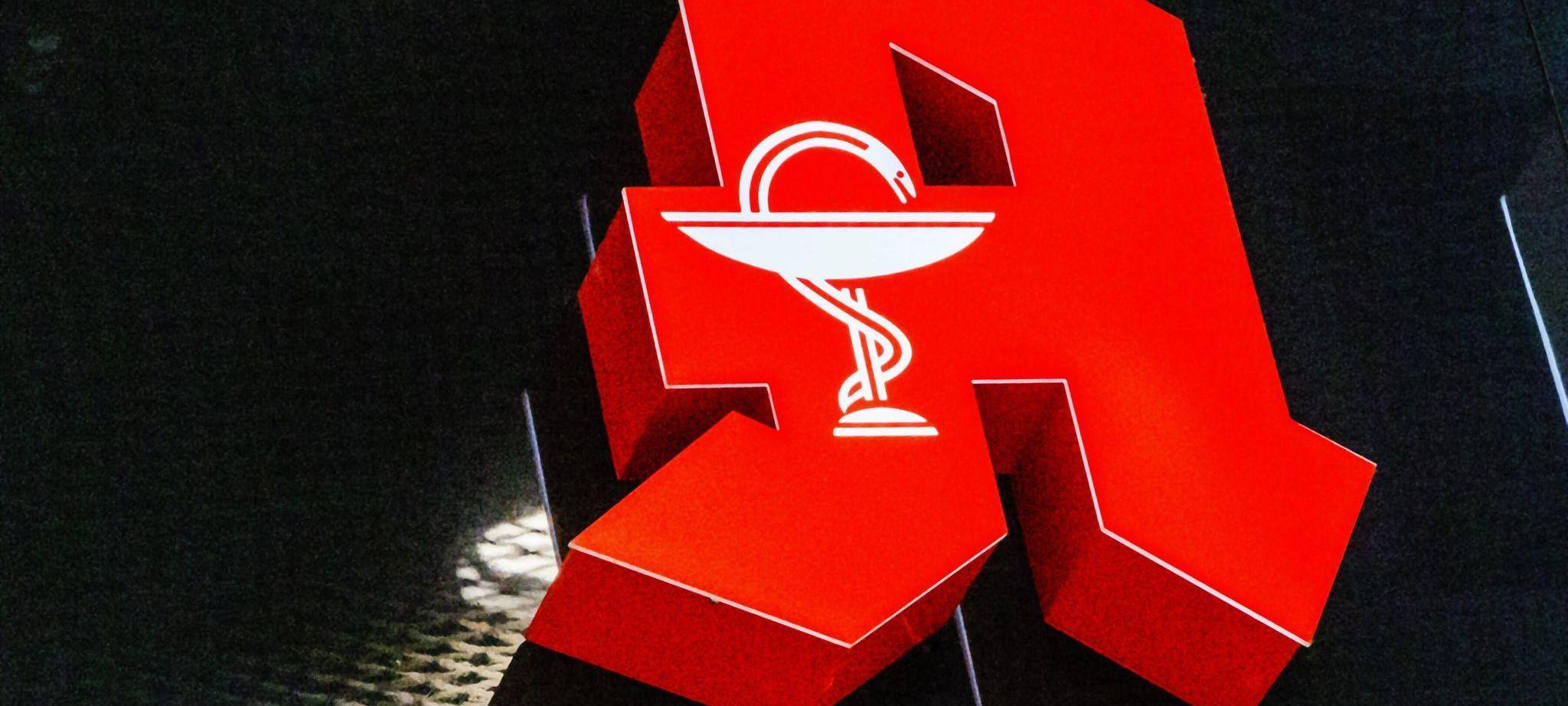 Apothekenschild hängt an einem Gebäude