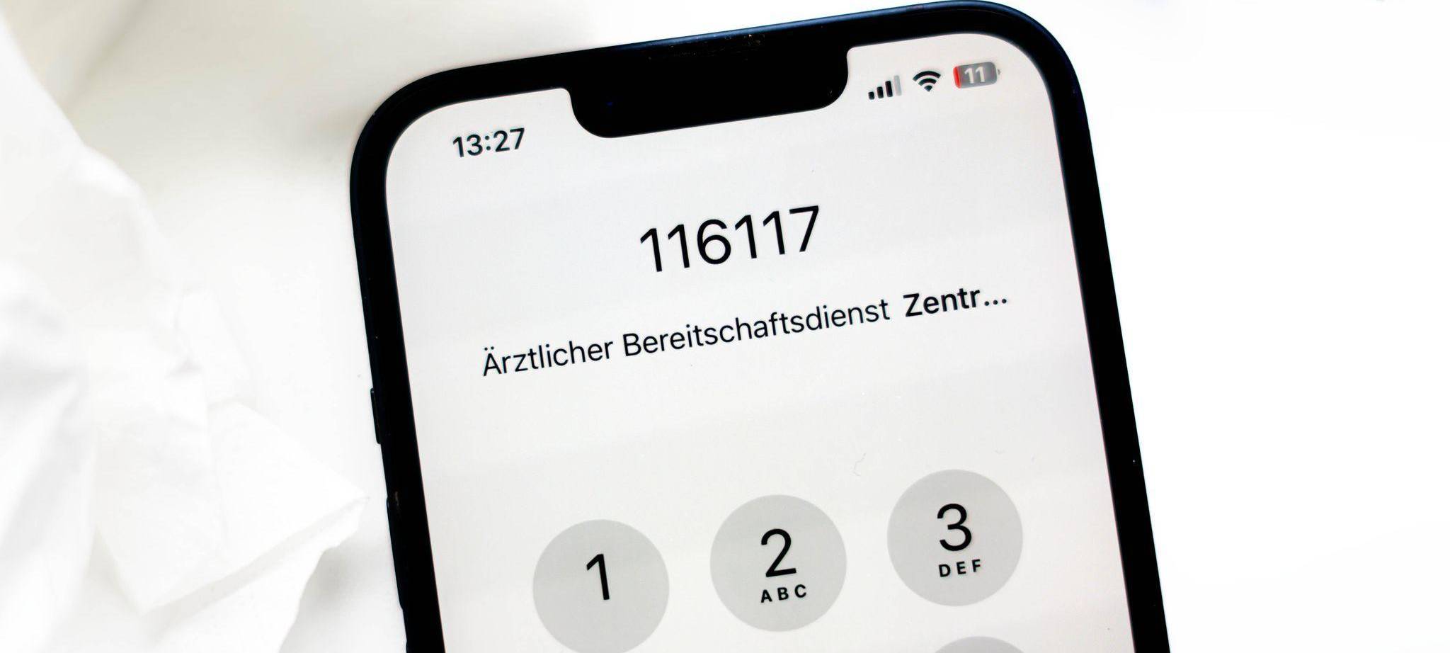 Nummer des Ärztlichen Bereitschaftsdienstes auf einem Smartphone