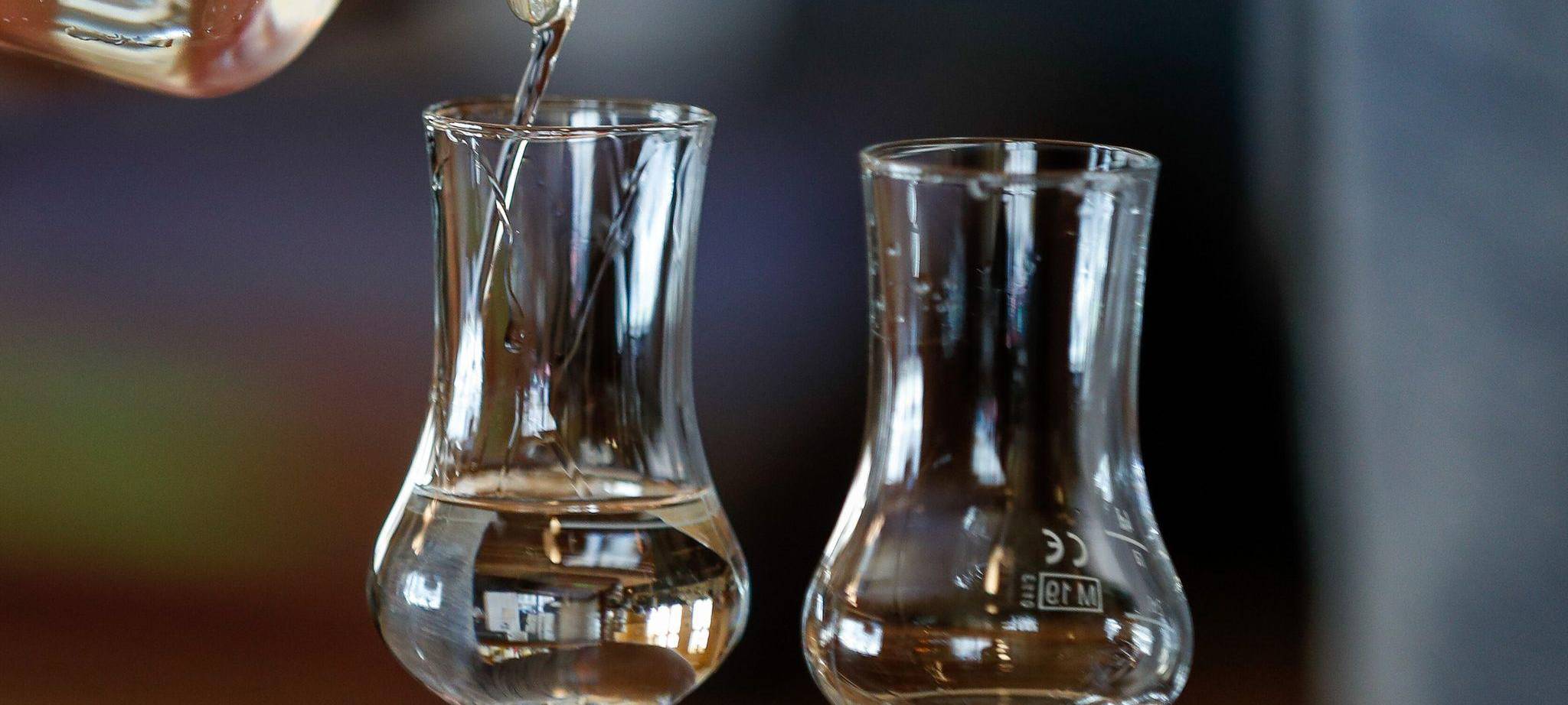 Schnaps wird in Gläser gefüllt