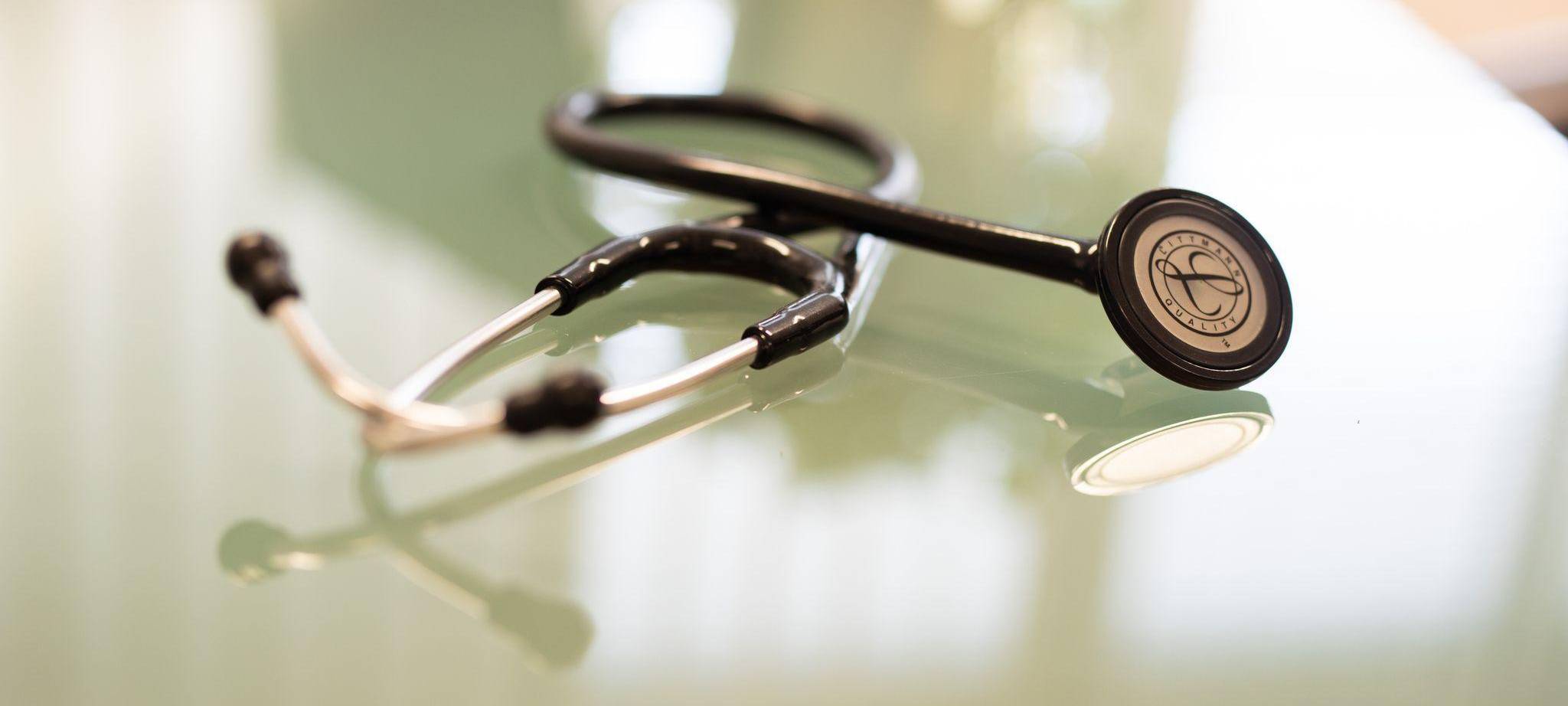 Ein Stethoskop liegt in einem Behandlungszeimmer
