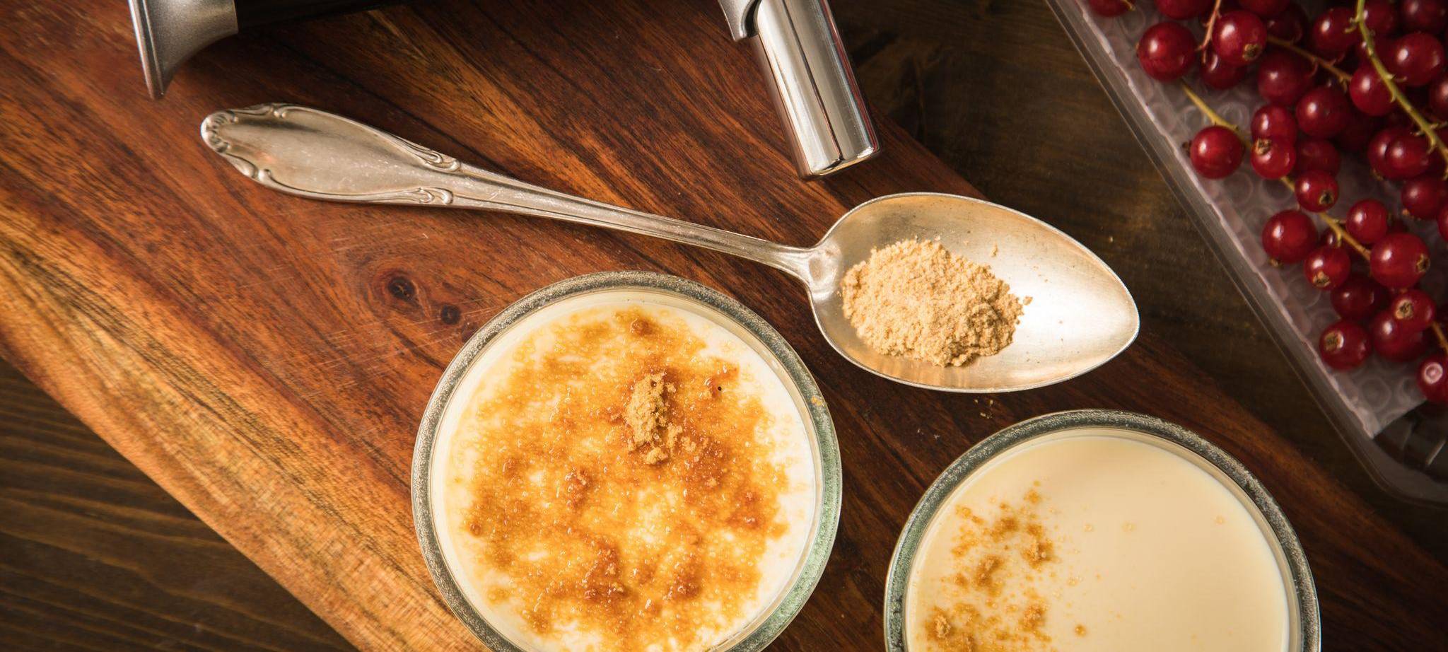 Ein Fambierbrenner liegt neben Crème Brulée